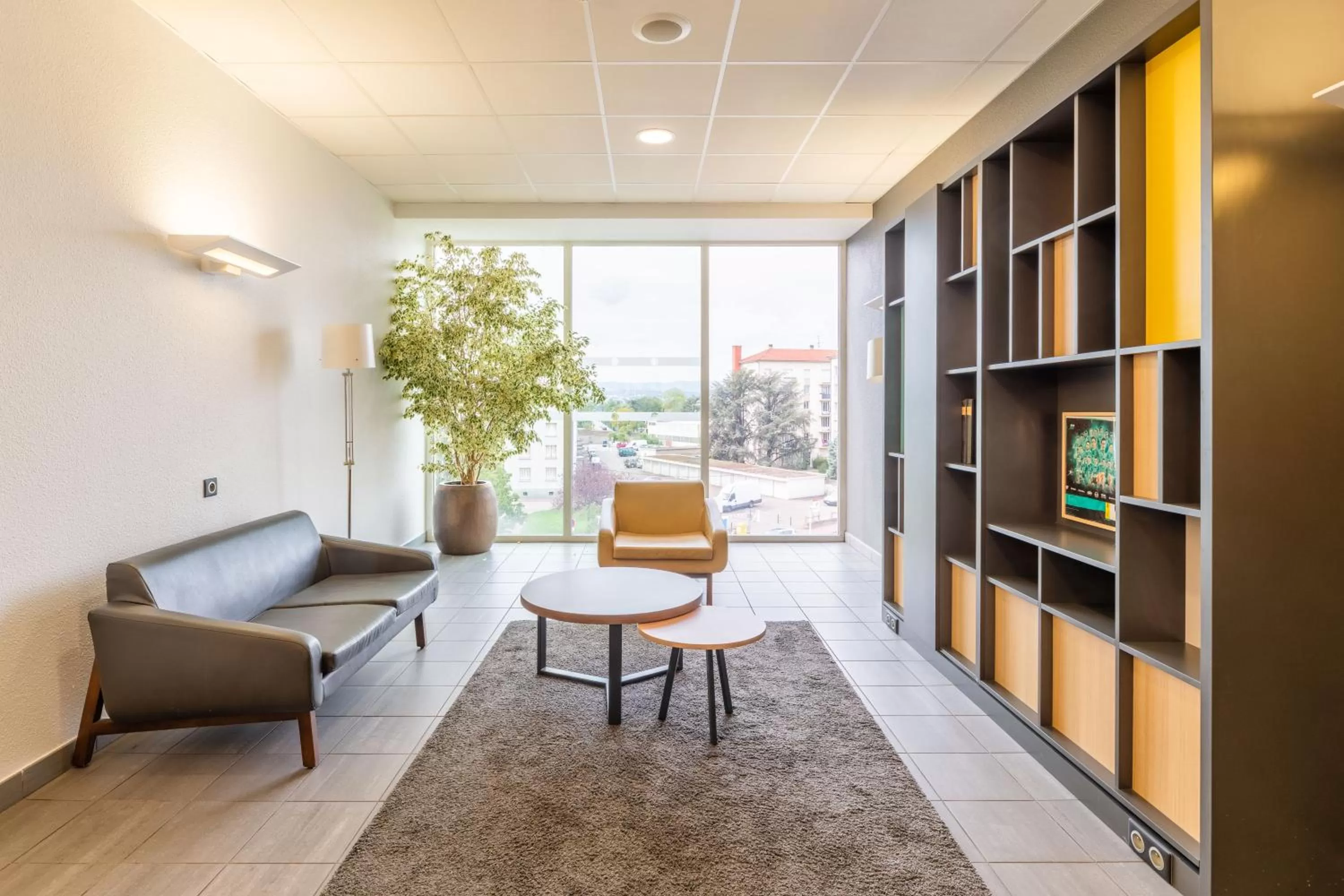 Communal lounge/ TV room in B&B HOTEL Lyon Sud États-Unis