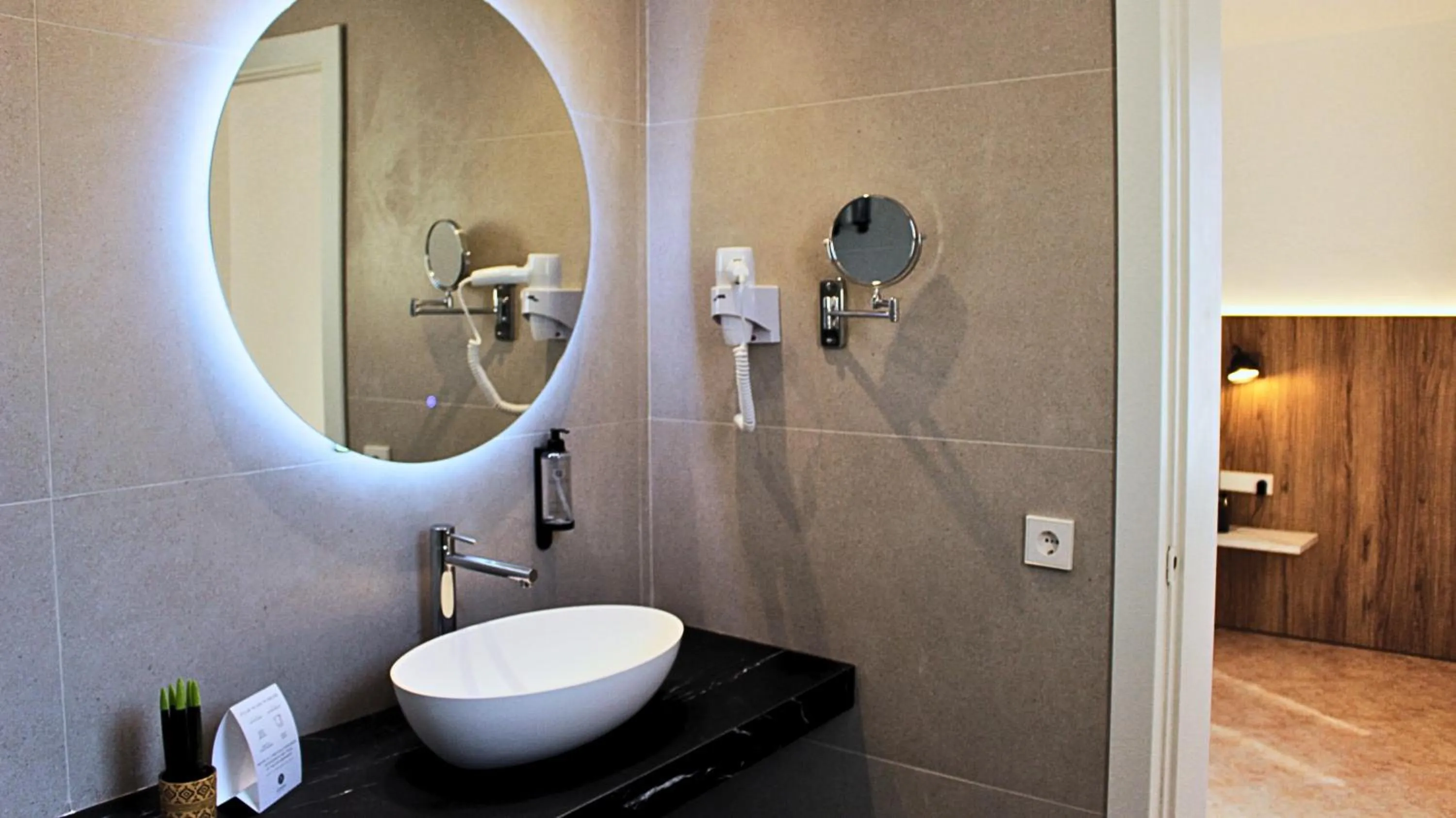 Bathroom in Alfons Hotel