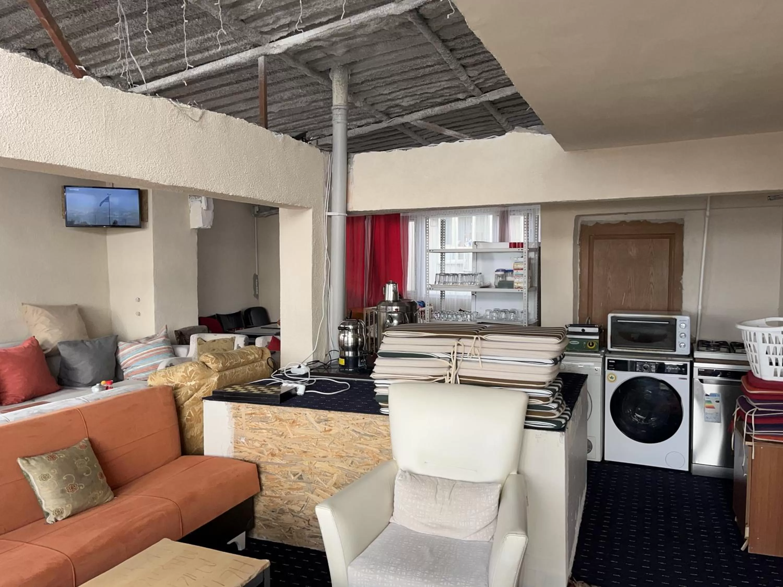 Communal lounge/ TV room in Paris Hotel