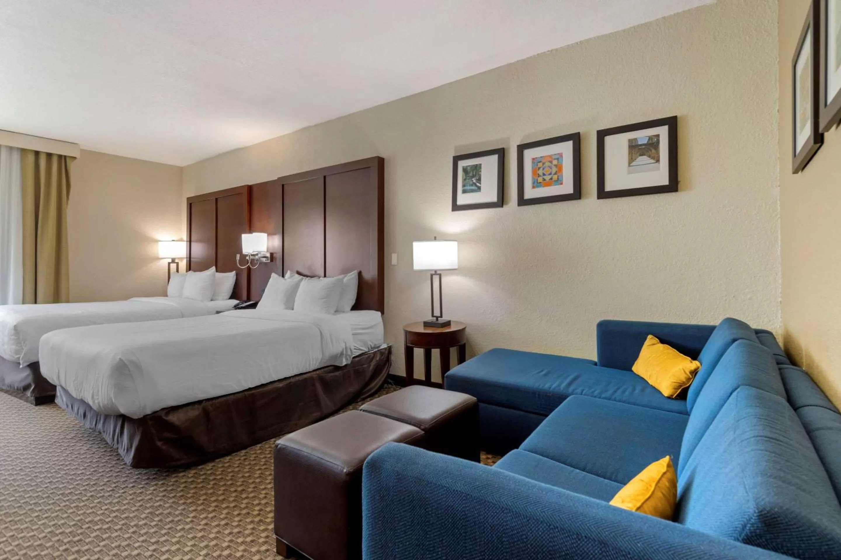 Photo of the whole room, Bed in Comfort Inn & Suites Near Six Flags & Medical Center