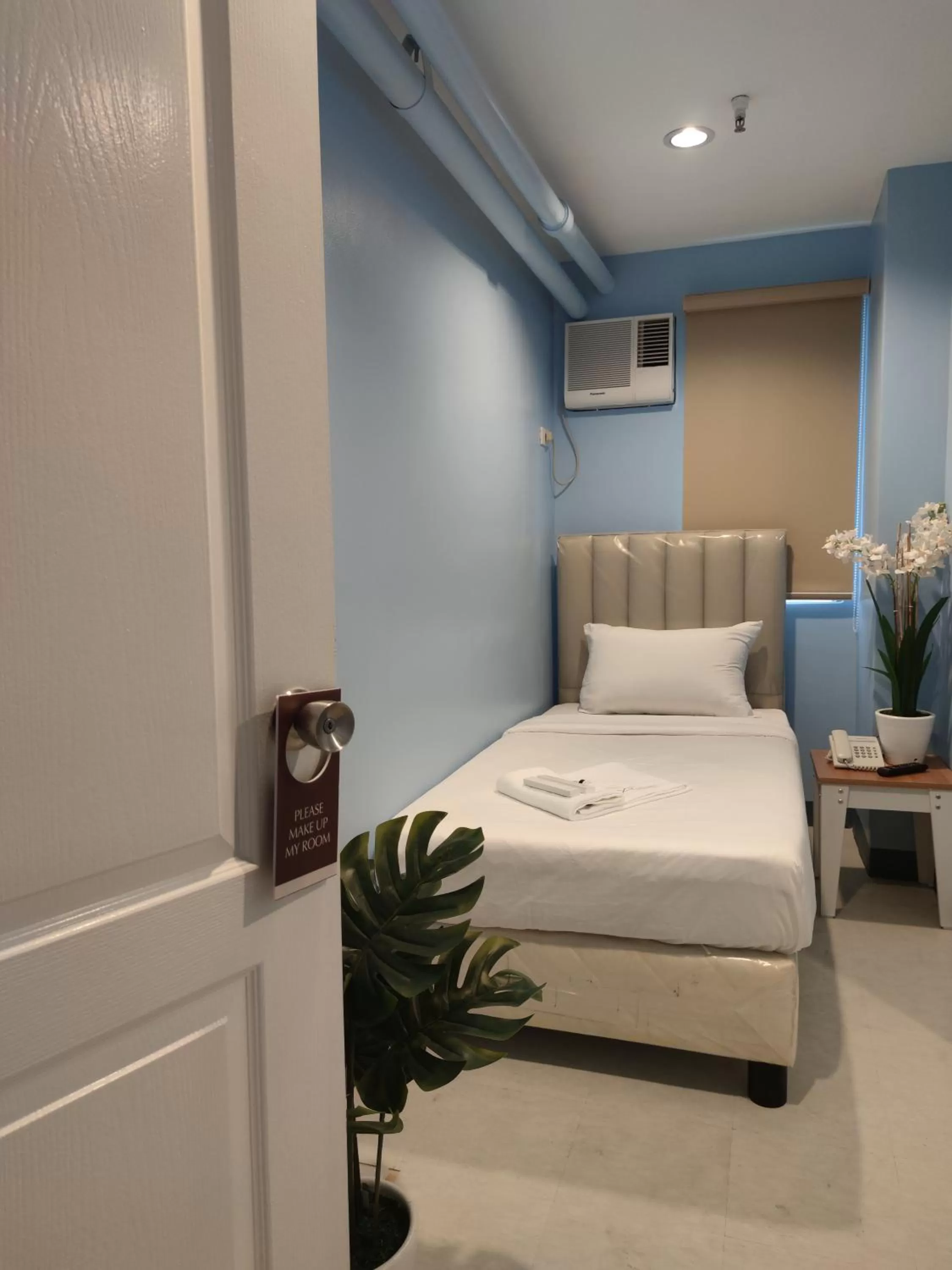 Bed in Glory Hotel Cubao