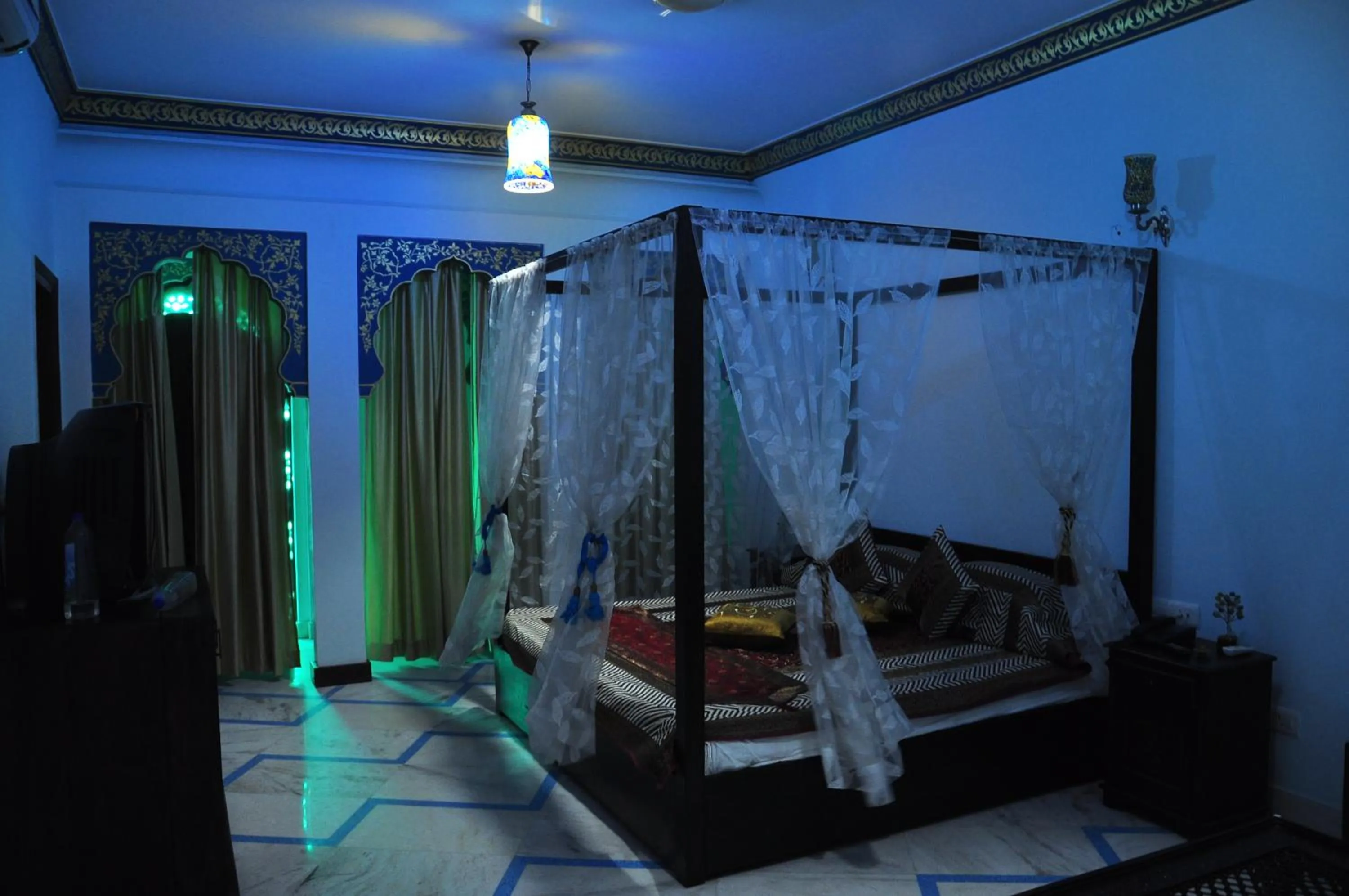 TV and multimedia, Bed in Rani Mahal Hotel