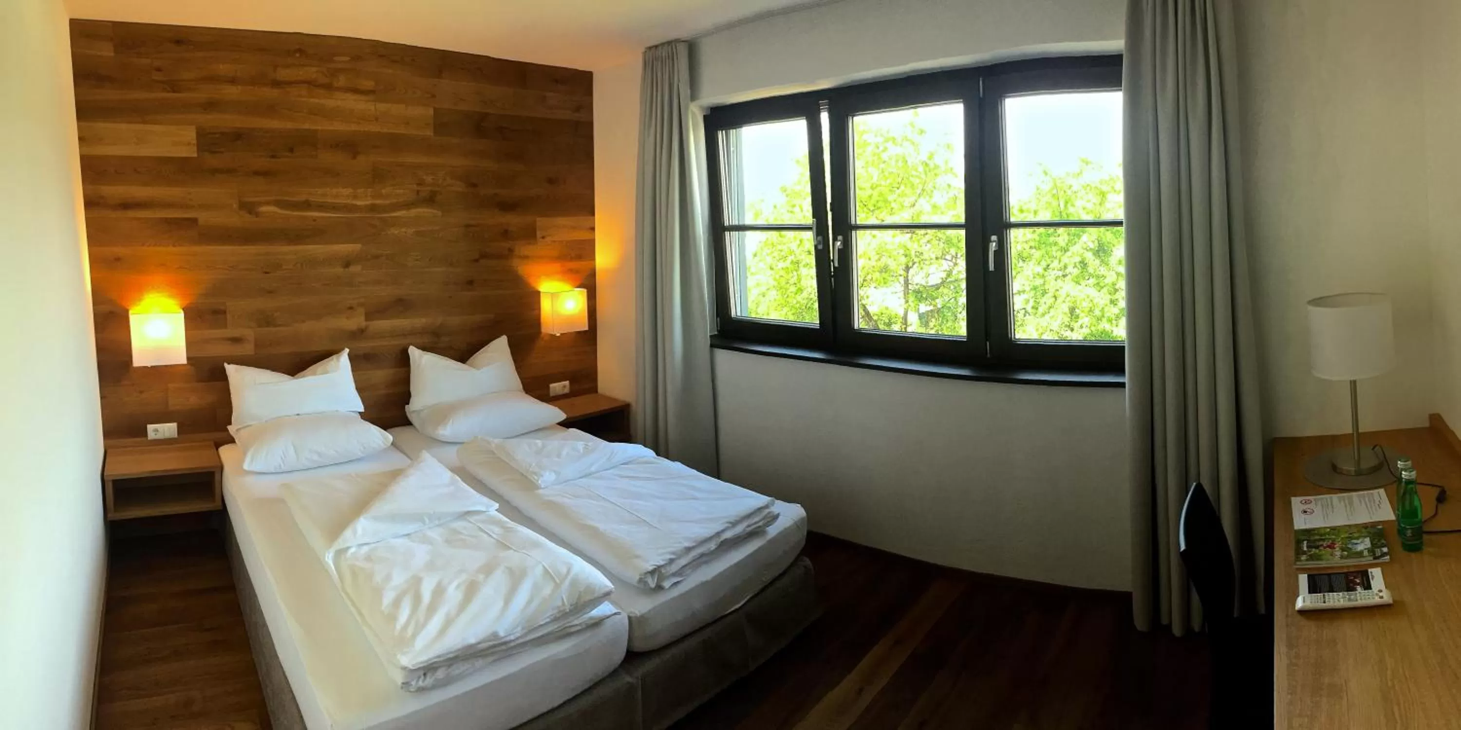 Day, Bed in Hotel Café Schatz