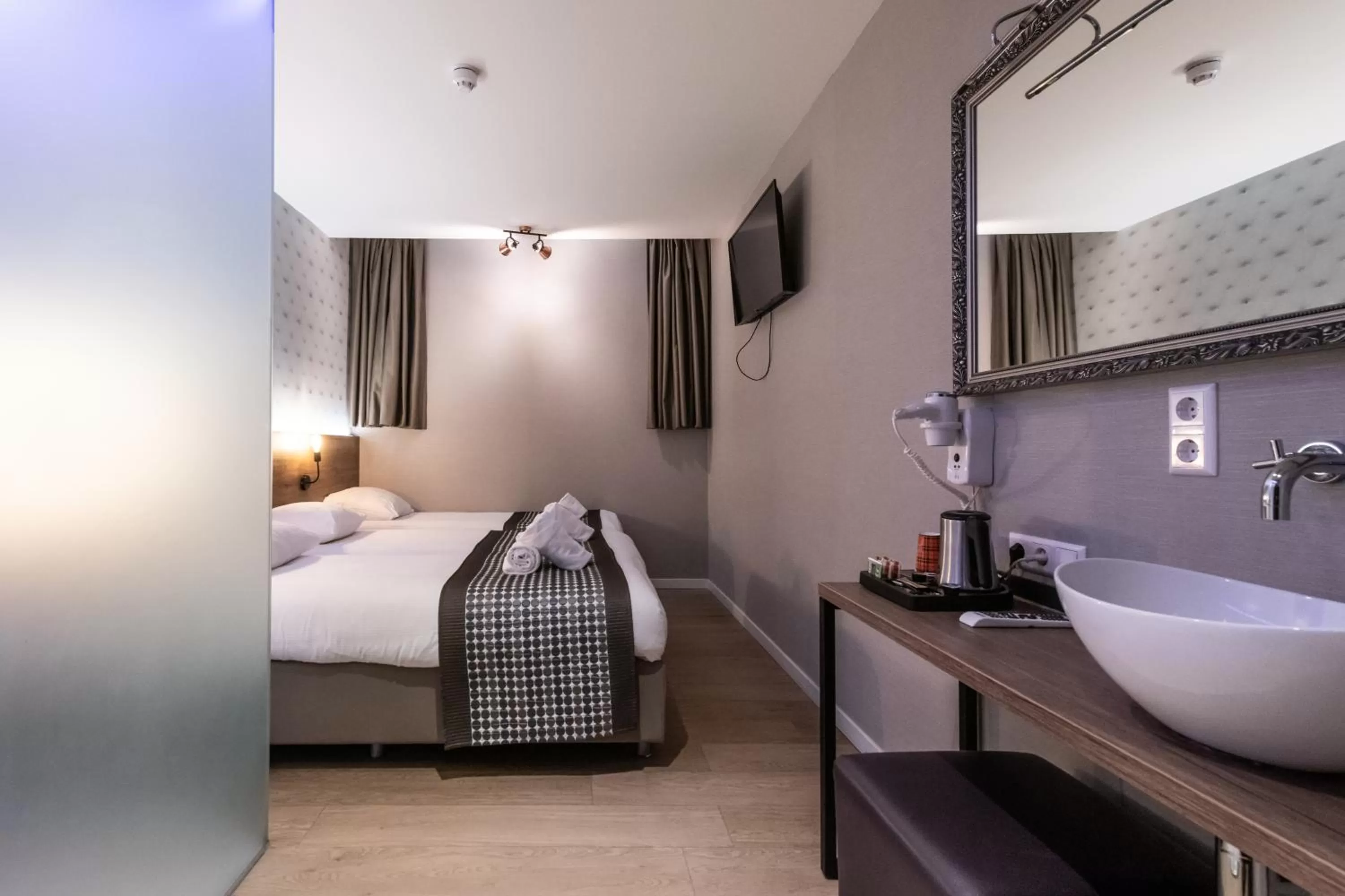 Bedroom, Bed in Melrose Hotel