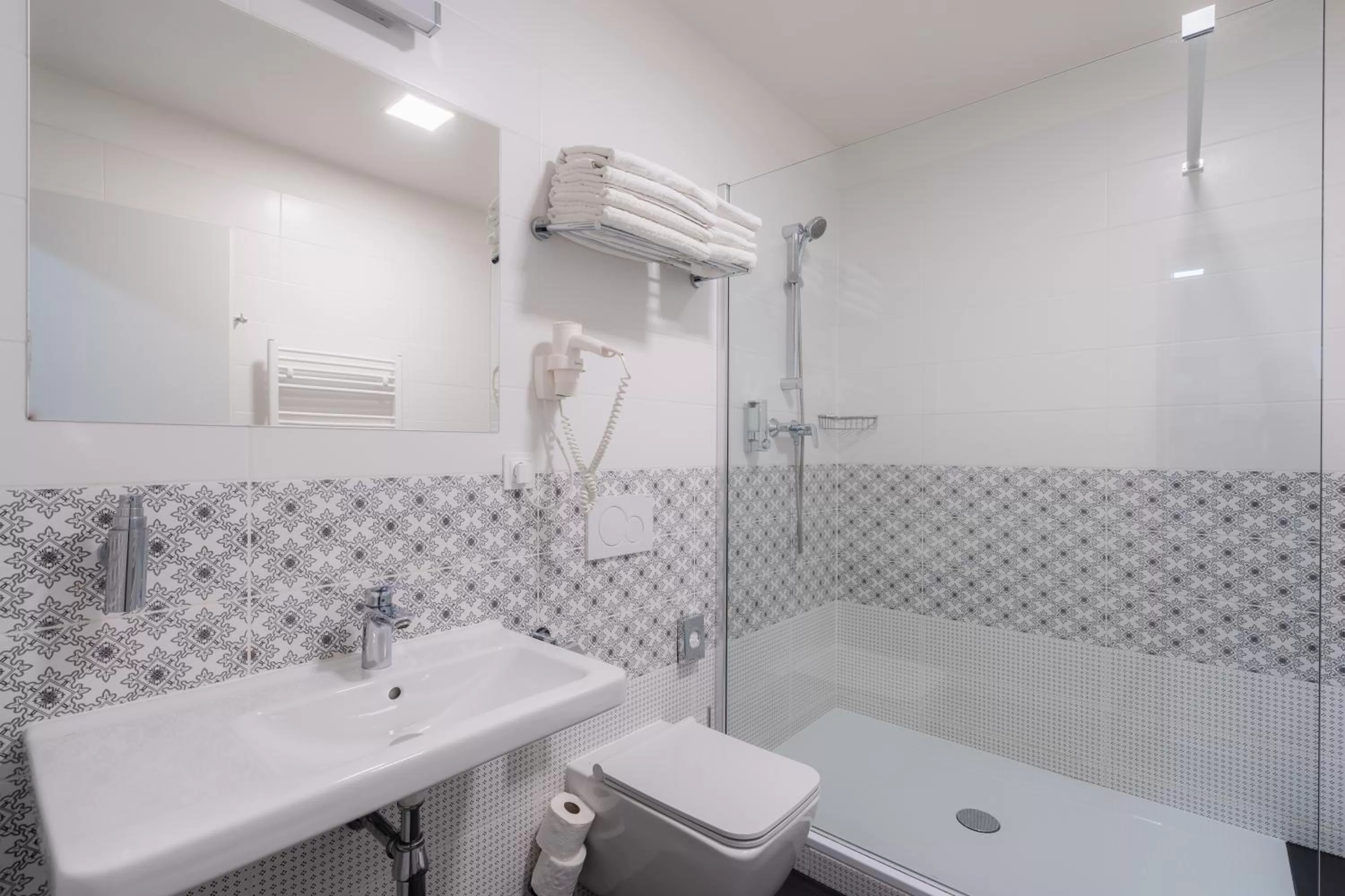 Shower in EA ApartHotel Melantrich