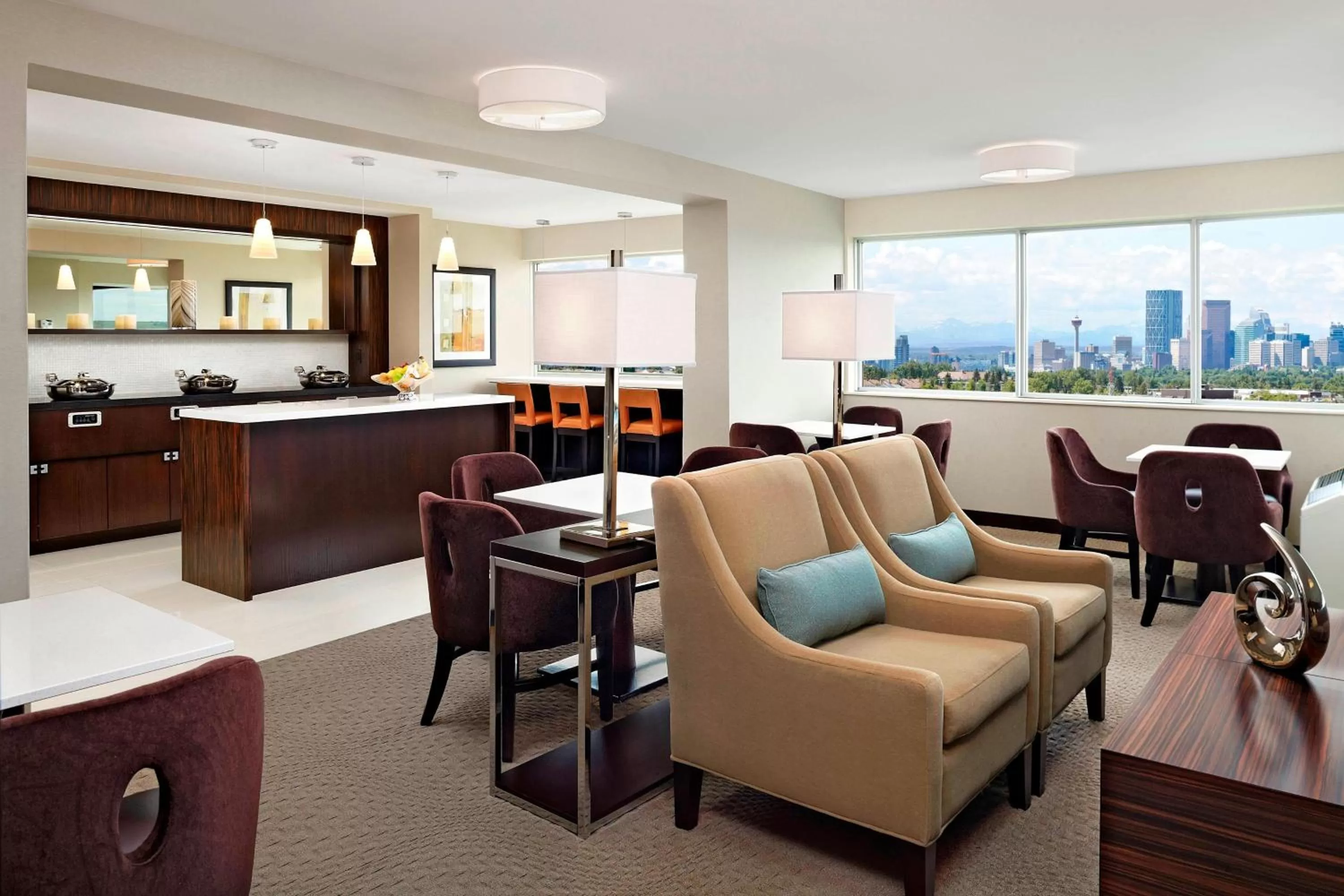 Lounge or bar in Sheraton Cavalier Calgary Hotel
