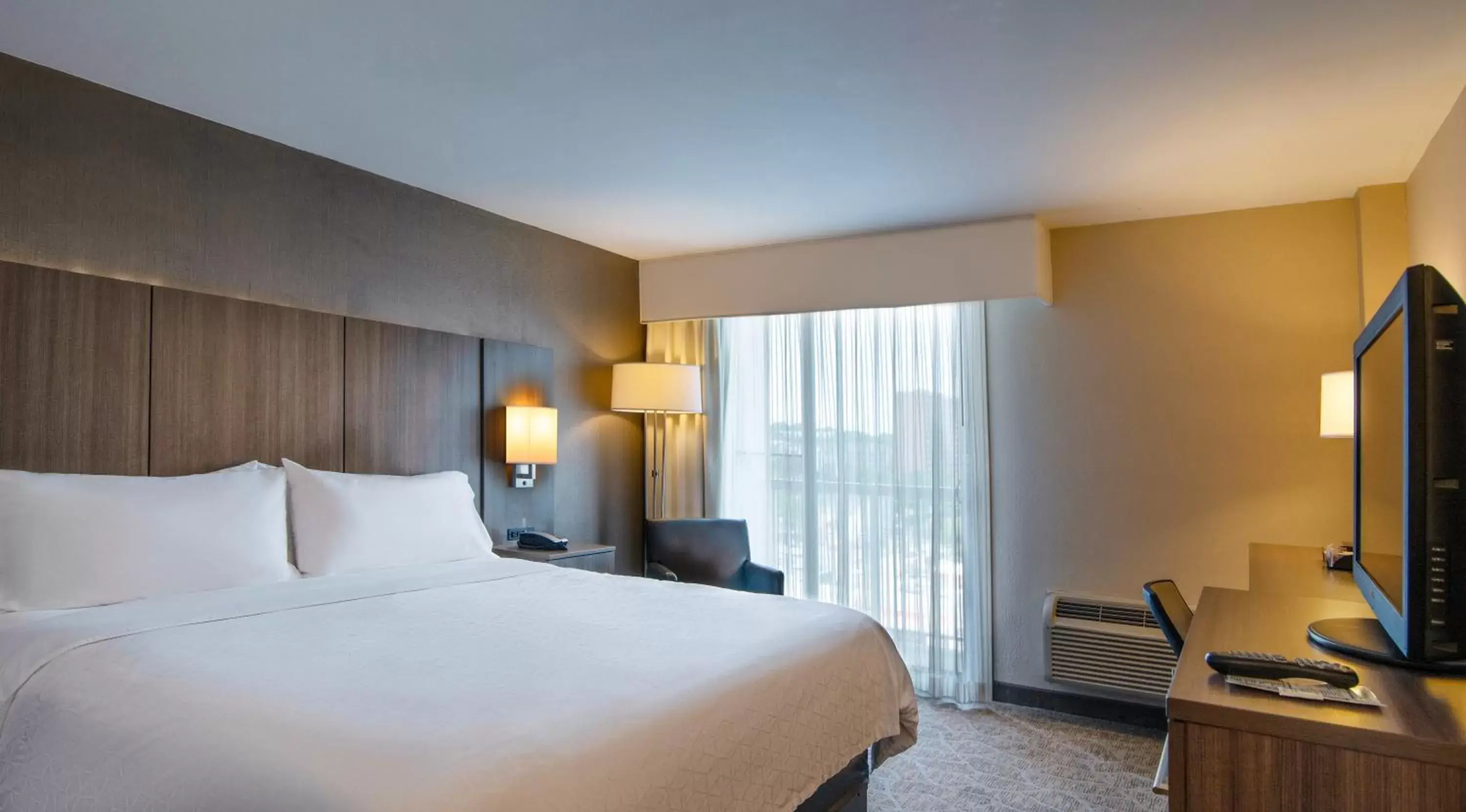 King Room with Transfer Shower and Premium View - Mobility Accessible in Holiday Inn Nashville - Vanderbilt - Dwtn by IHG King Room with Transfer Shower and Premium View - Mobility Accessible in Holiday Inn Nashville - Vanderbilt - Dwtn by IHG