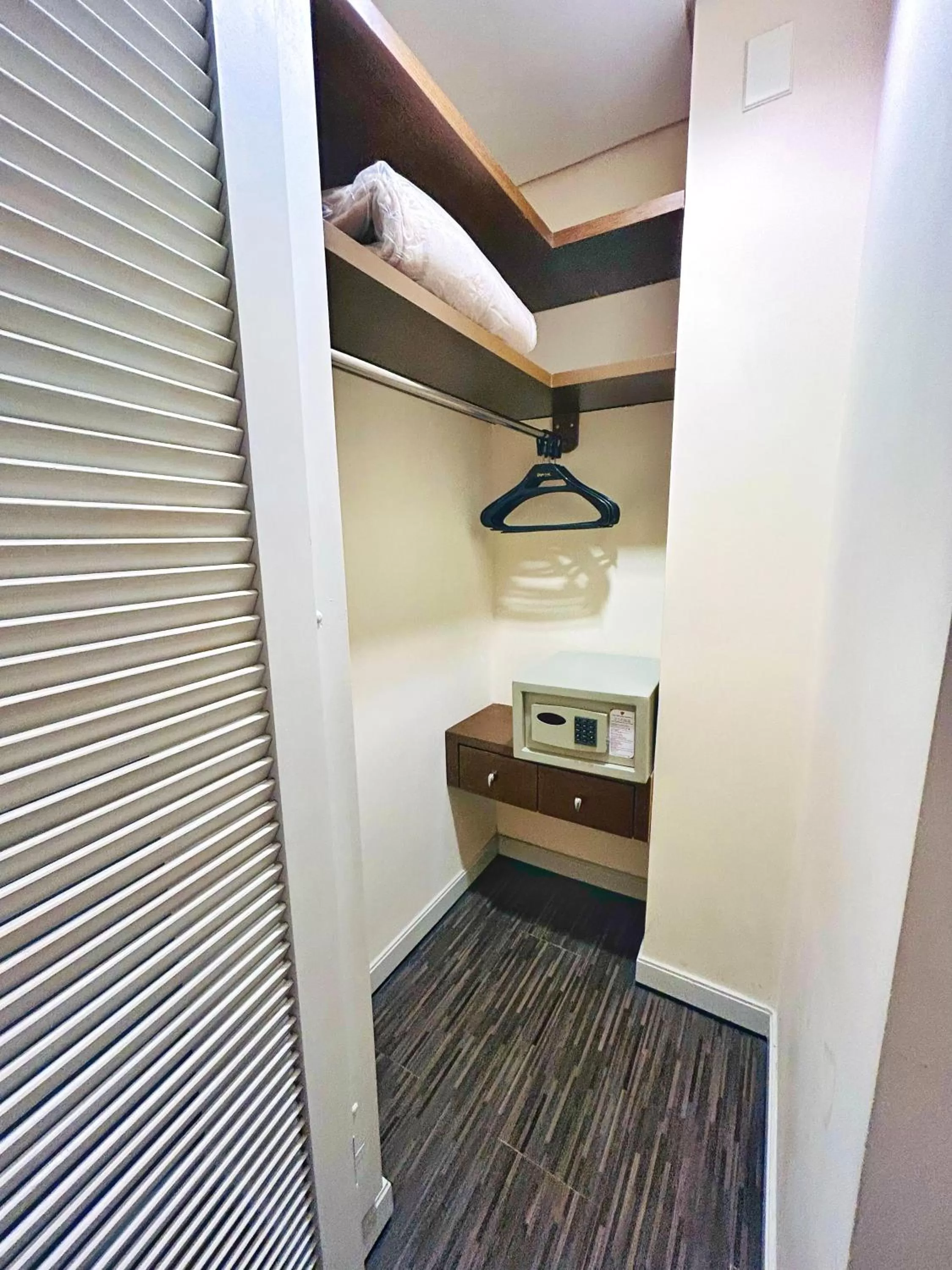 wardrobe in Blue Tree Towers Joinville