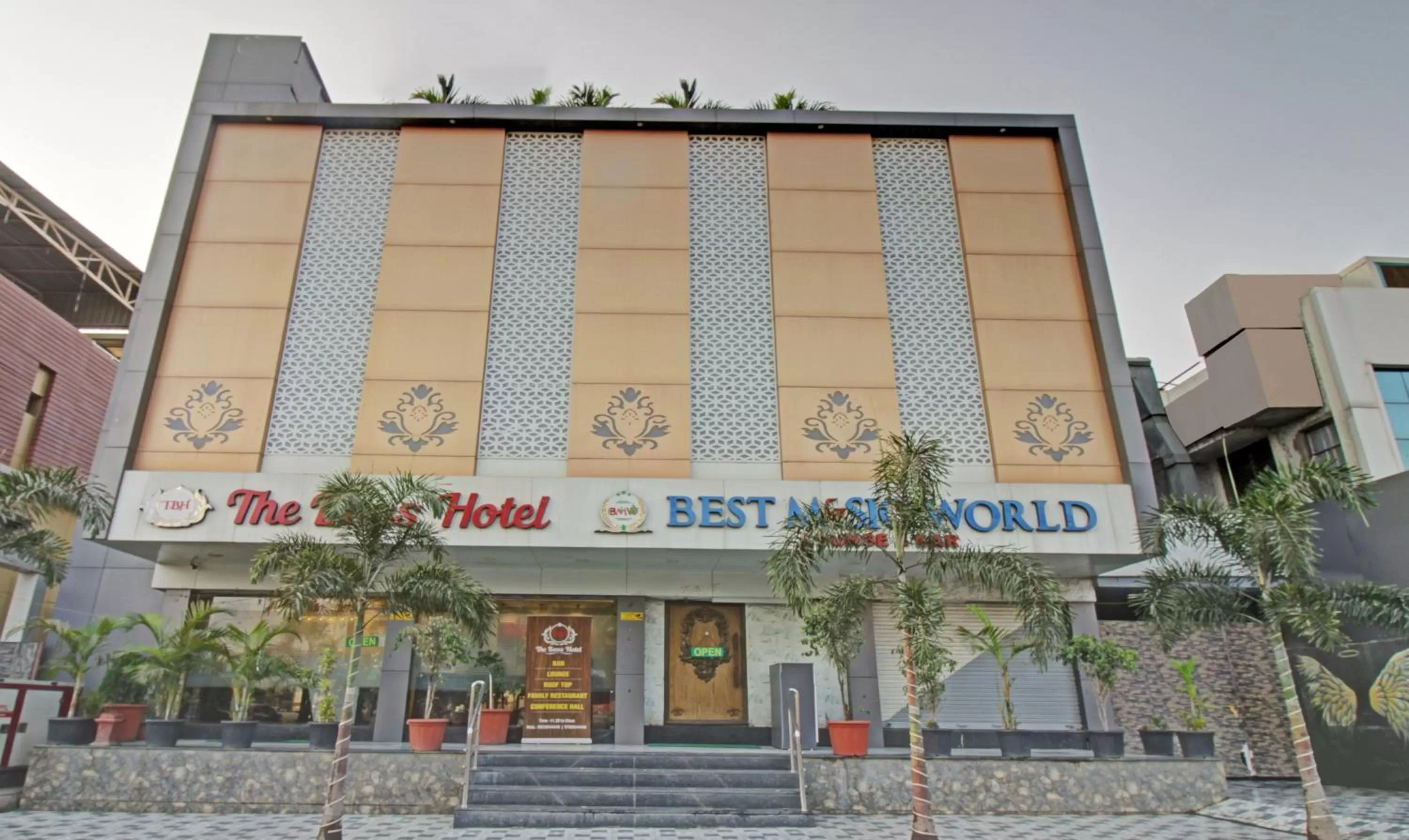 Facade/entrance in Treebo The Boss