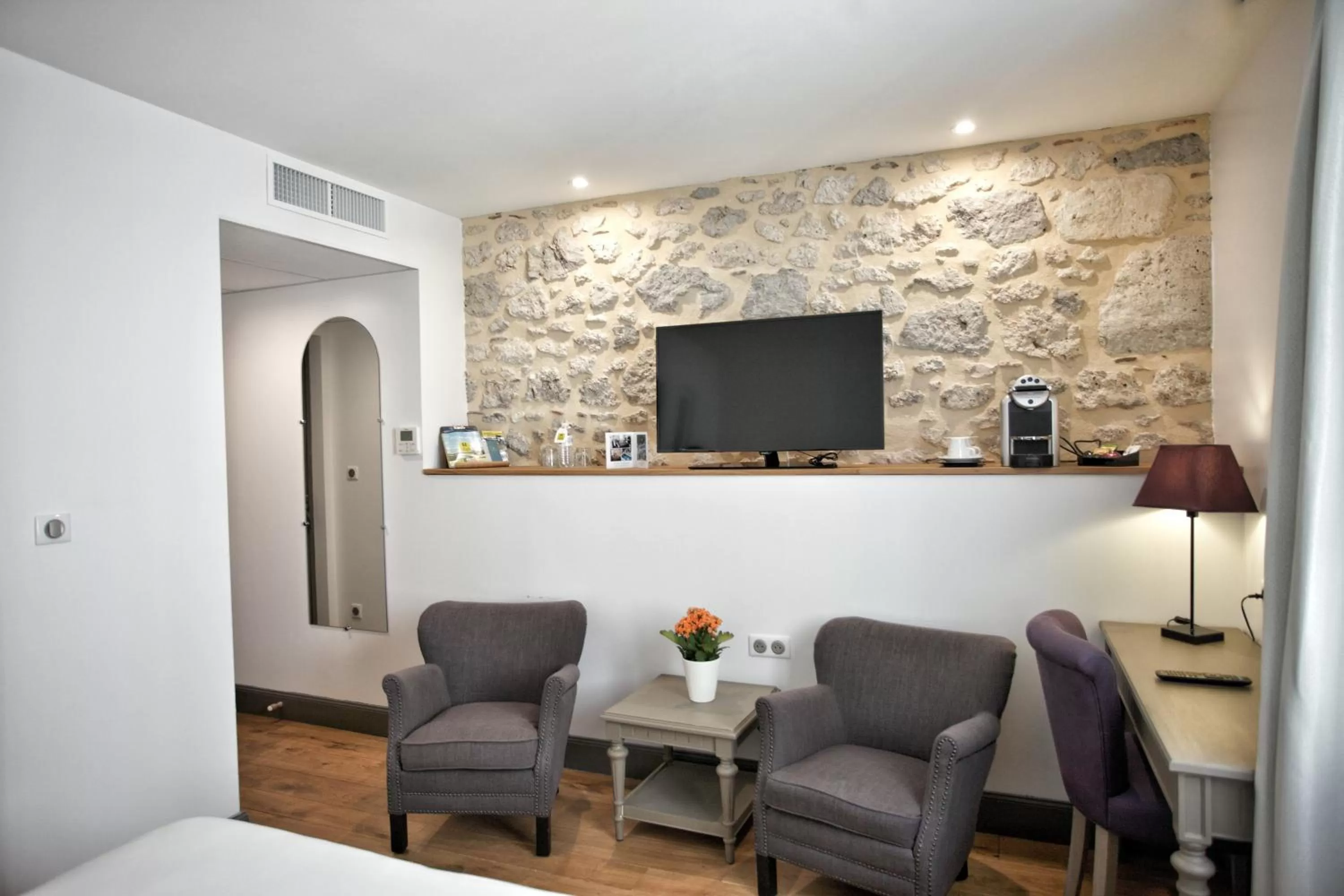 Photo of the whole room in Hôtel Henri IV