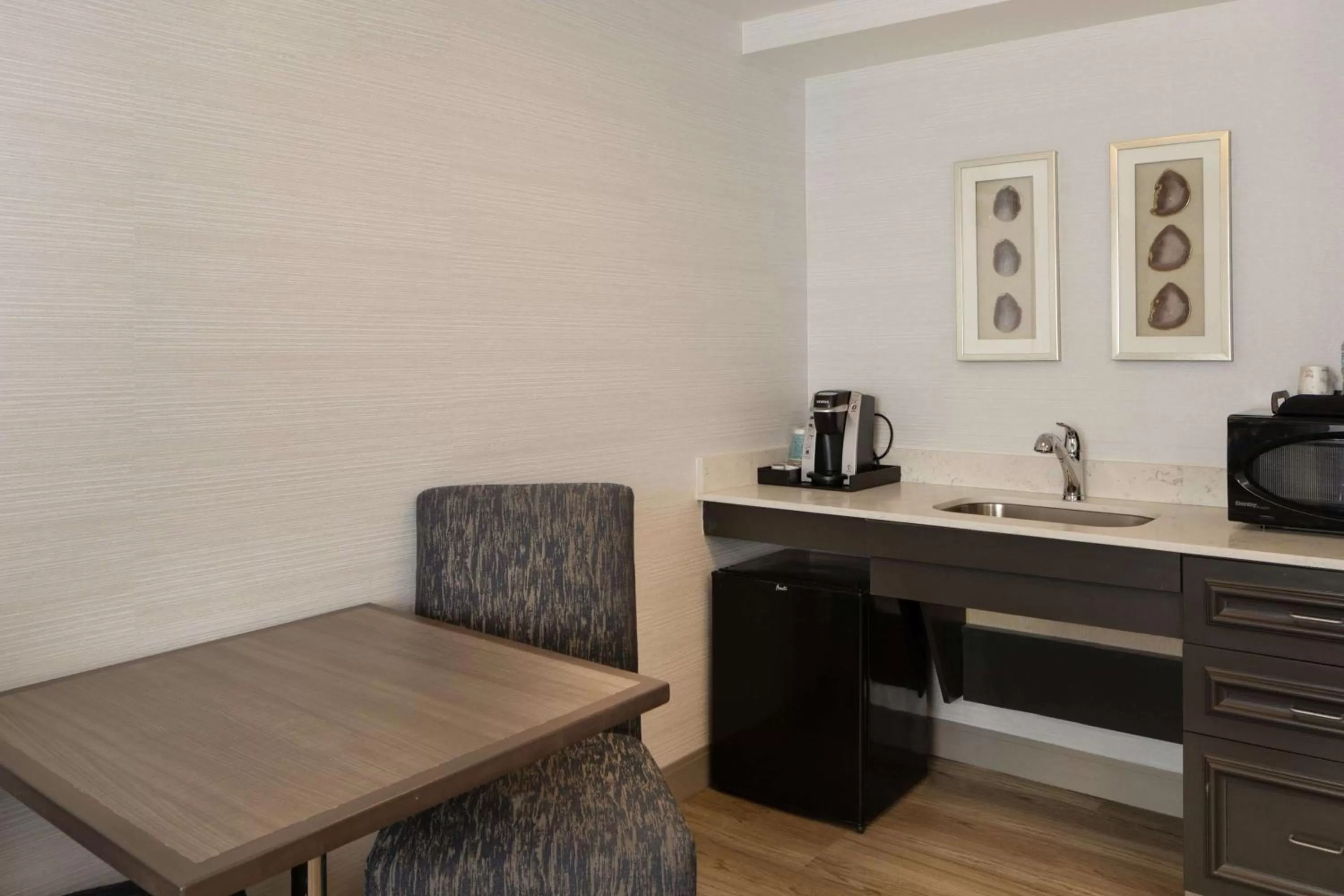 Photo of the whole room in Hilton Garden Inn Freeport Downtown