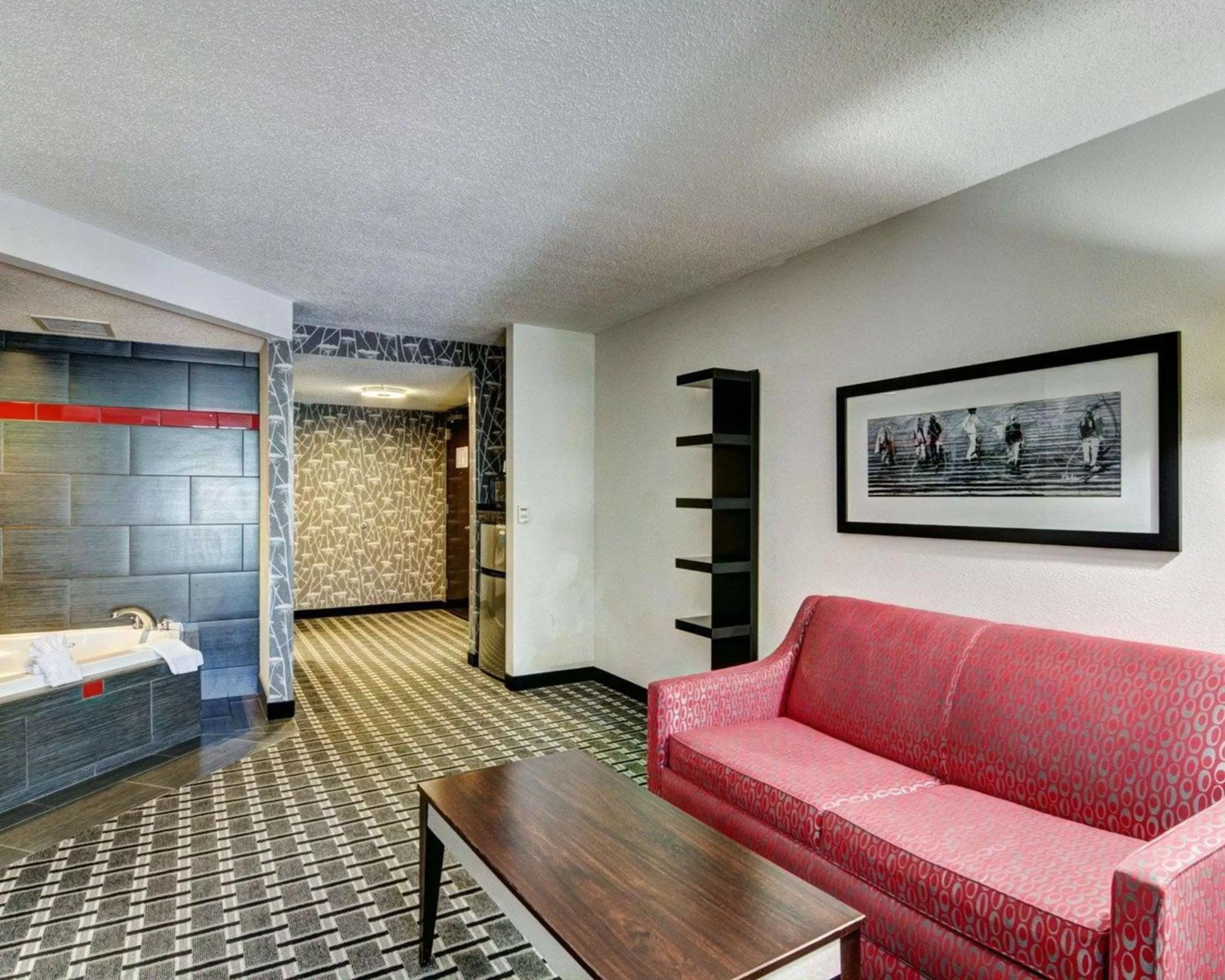 King Suite with Jacuzzi - Non-Smoking in Comfort Suites Williamsburg Historic Area