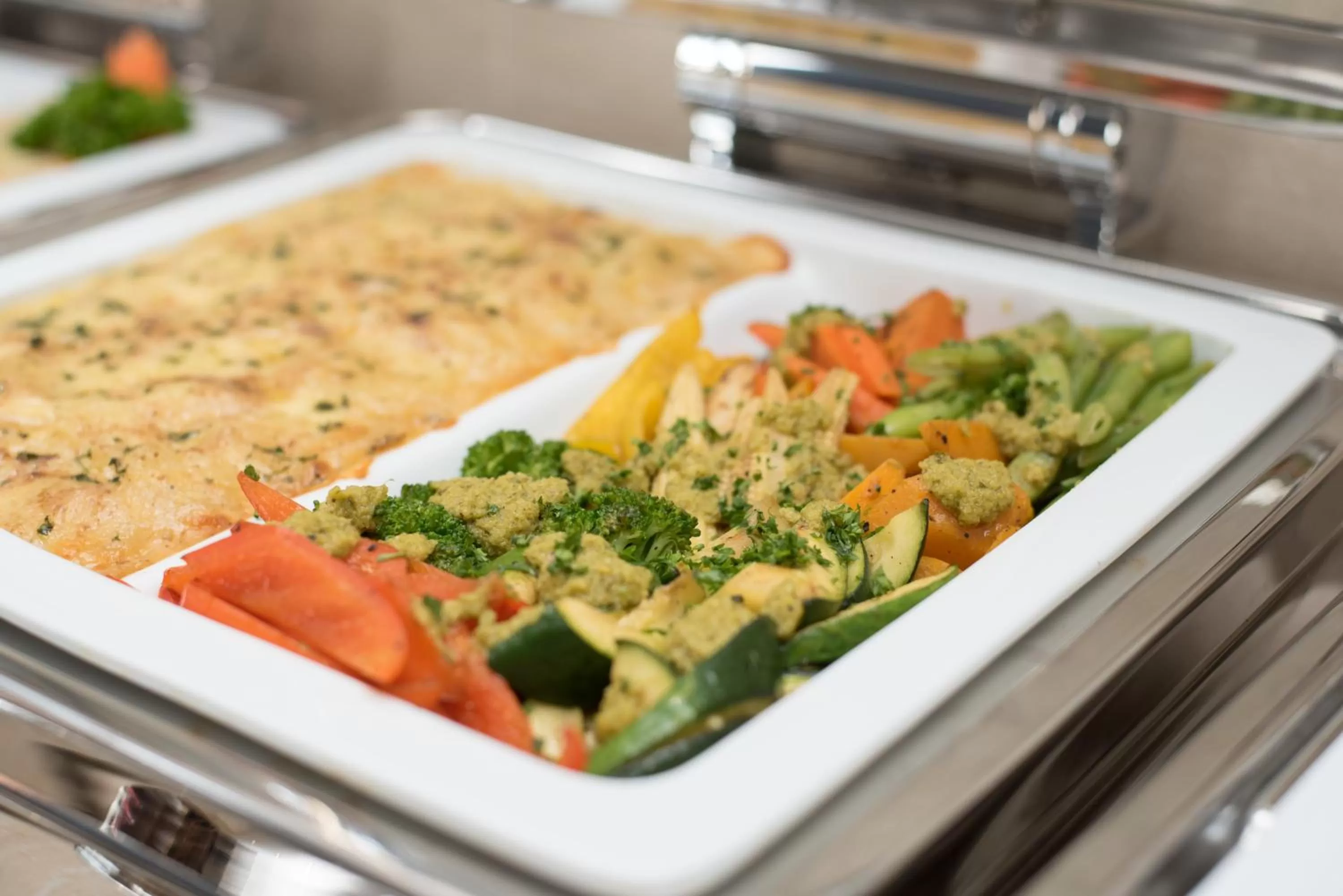 Restaurant/places to eat in Samann Grand