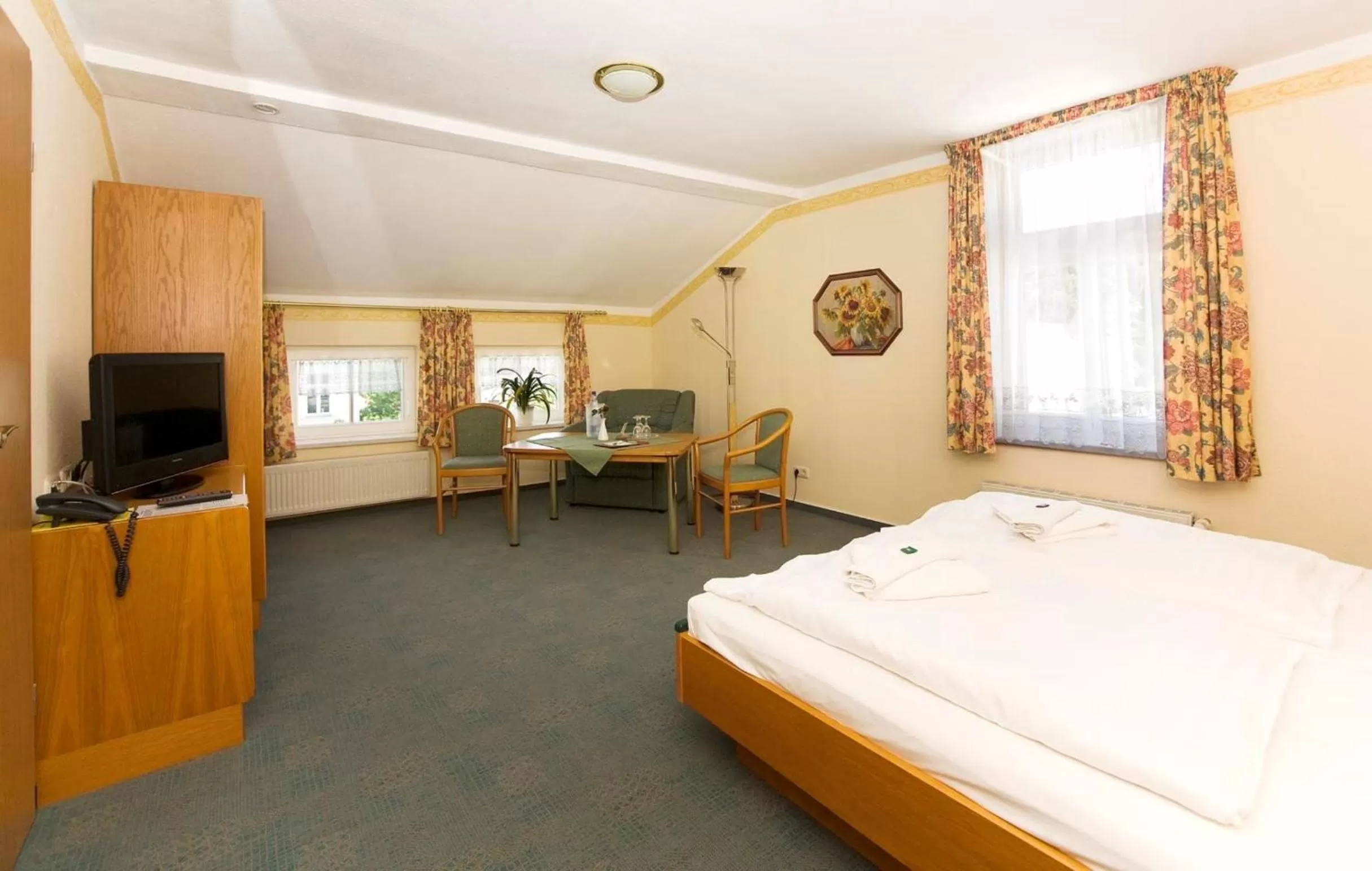 Bed, TV/Entertainment Center in Hotel Villa Elisabeth