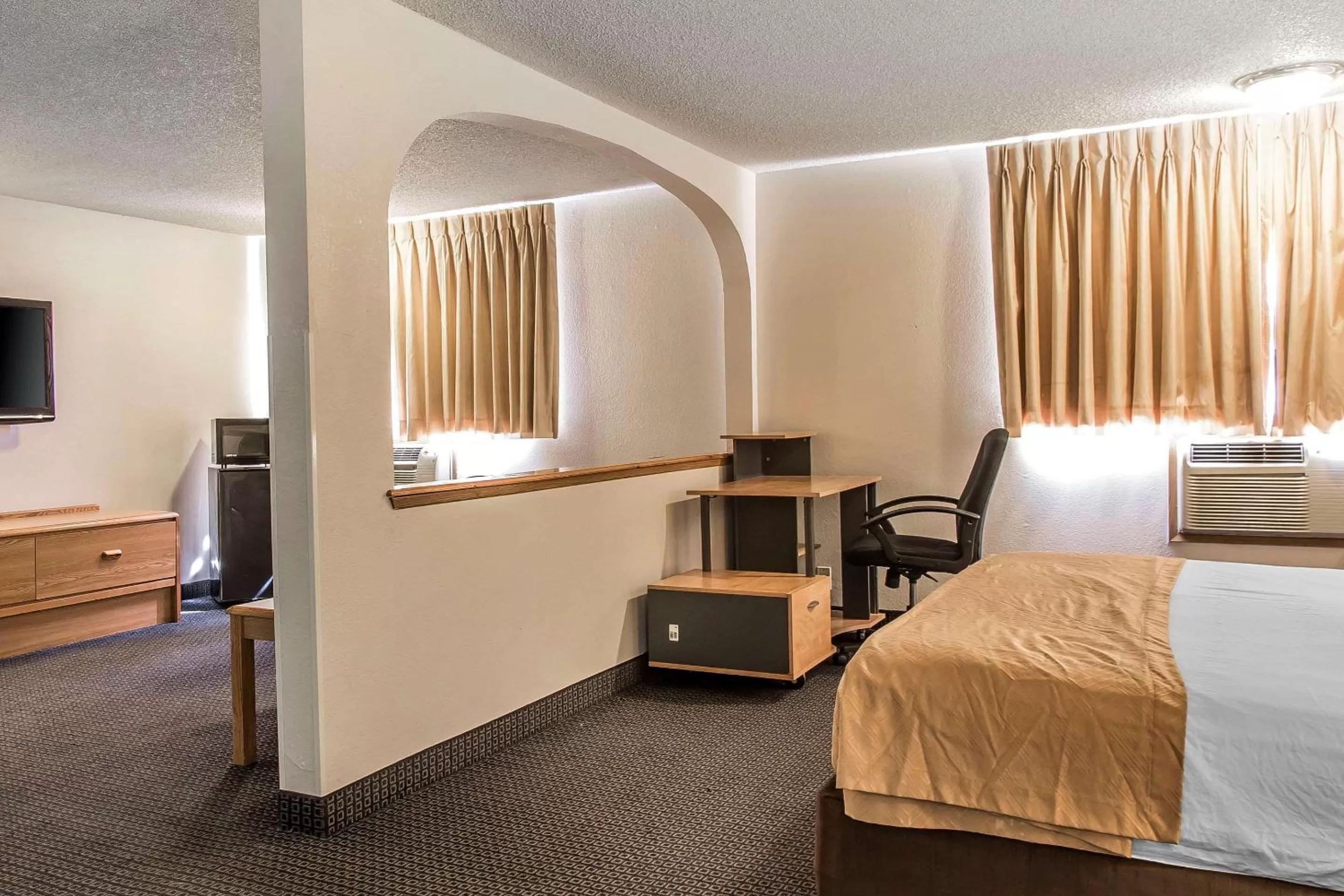 Photo of the whole room, Bed in Brentwood Inn Clinton