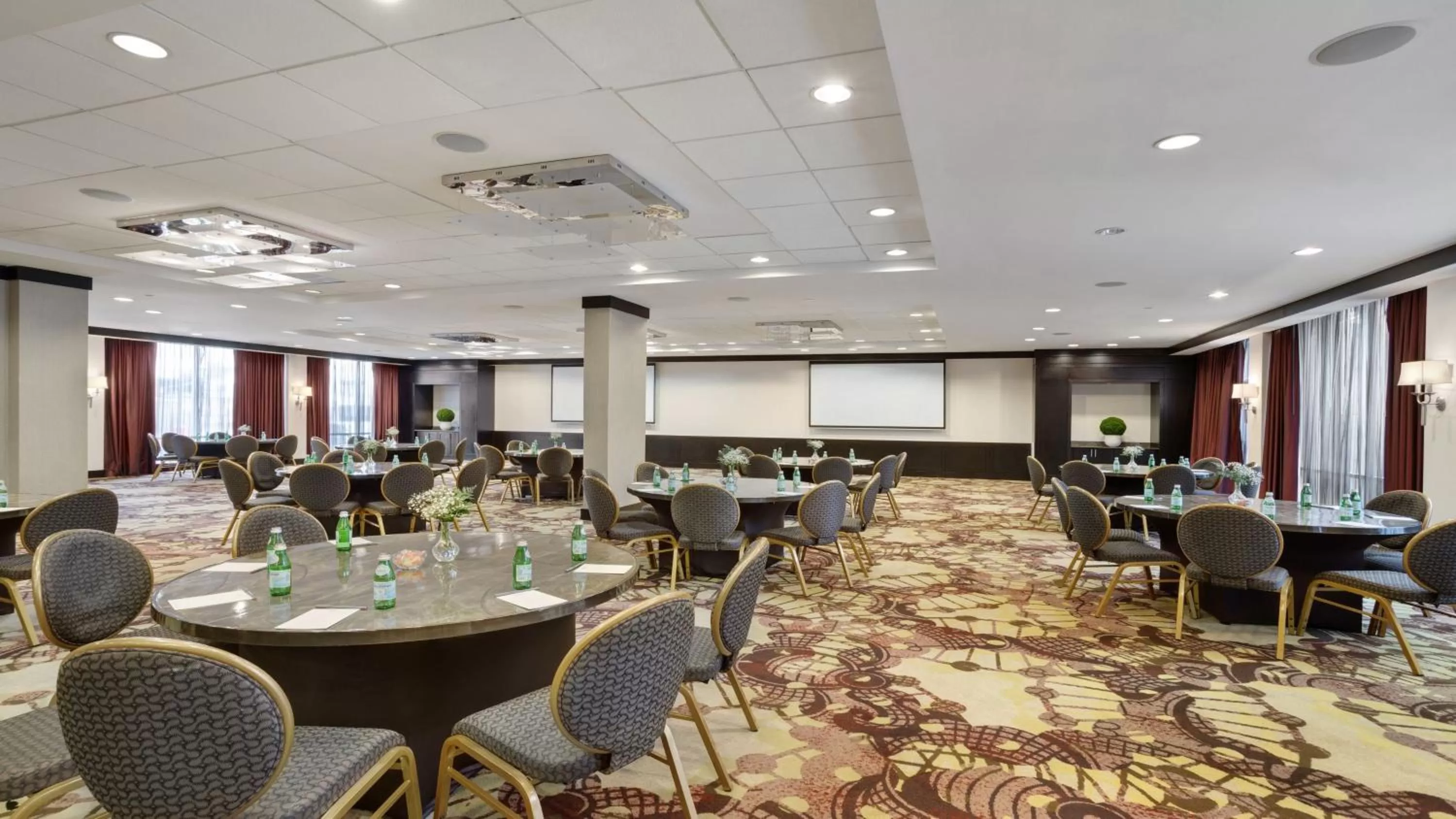Meeting/conference room in Crowne Plaza Houston Galleria Area by IHG