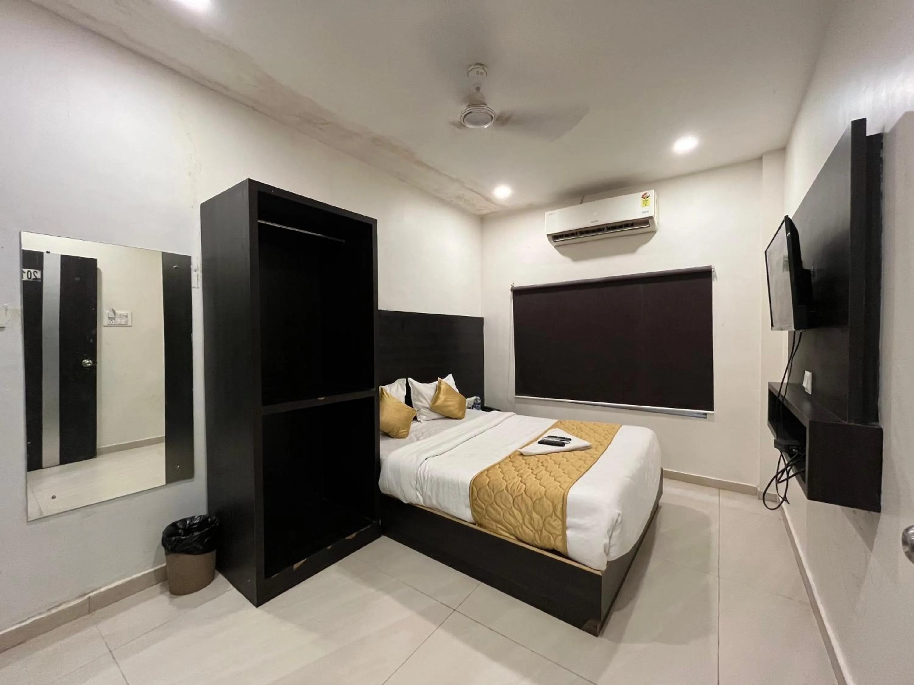 Bed in Wind Flower Regency - Near Kokilaben Hospital