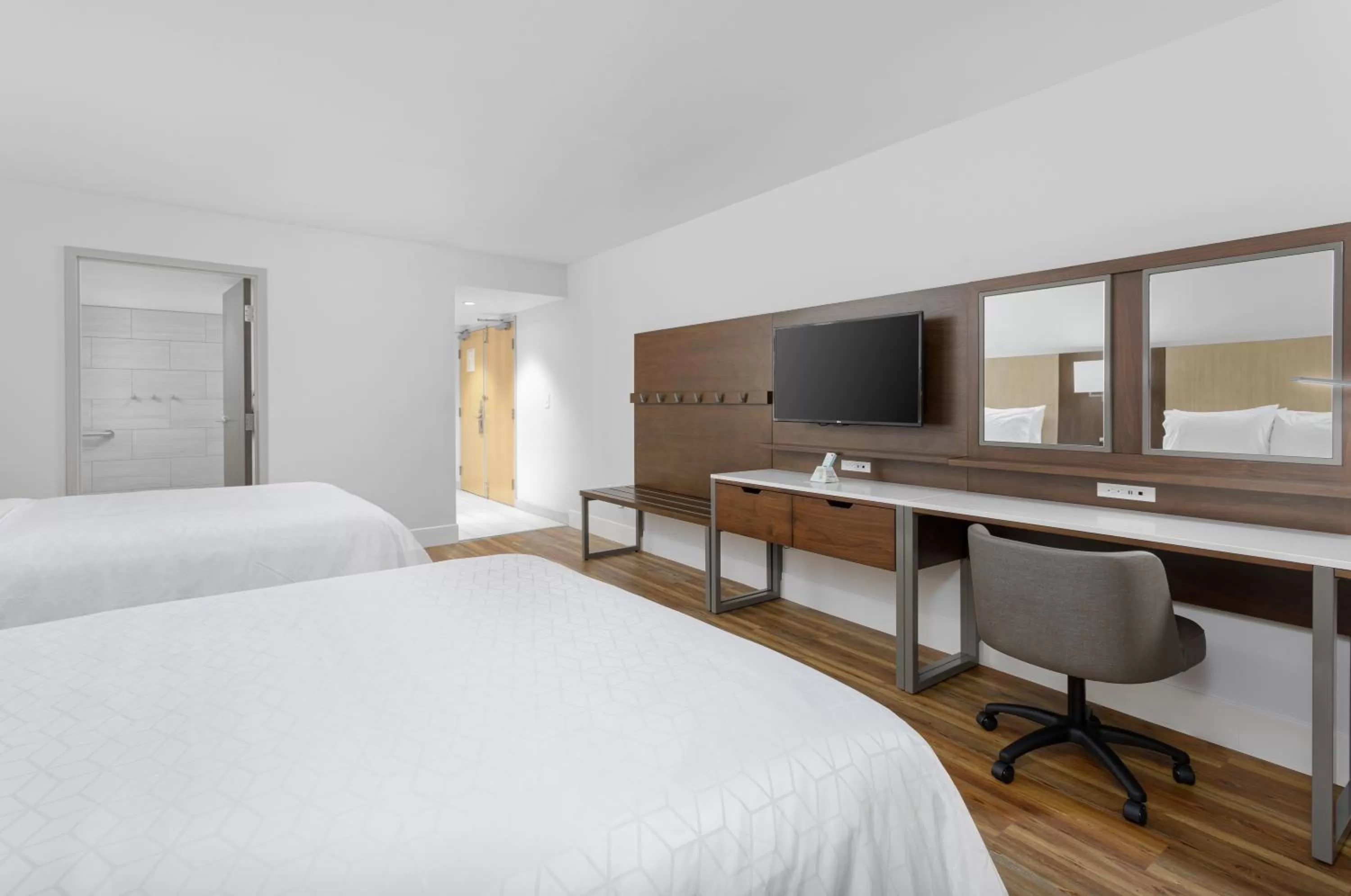 Photo of the whole room, Bed in Holiday Inn Express Pensacola Beach by IHG