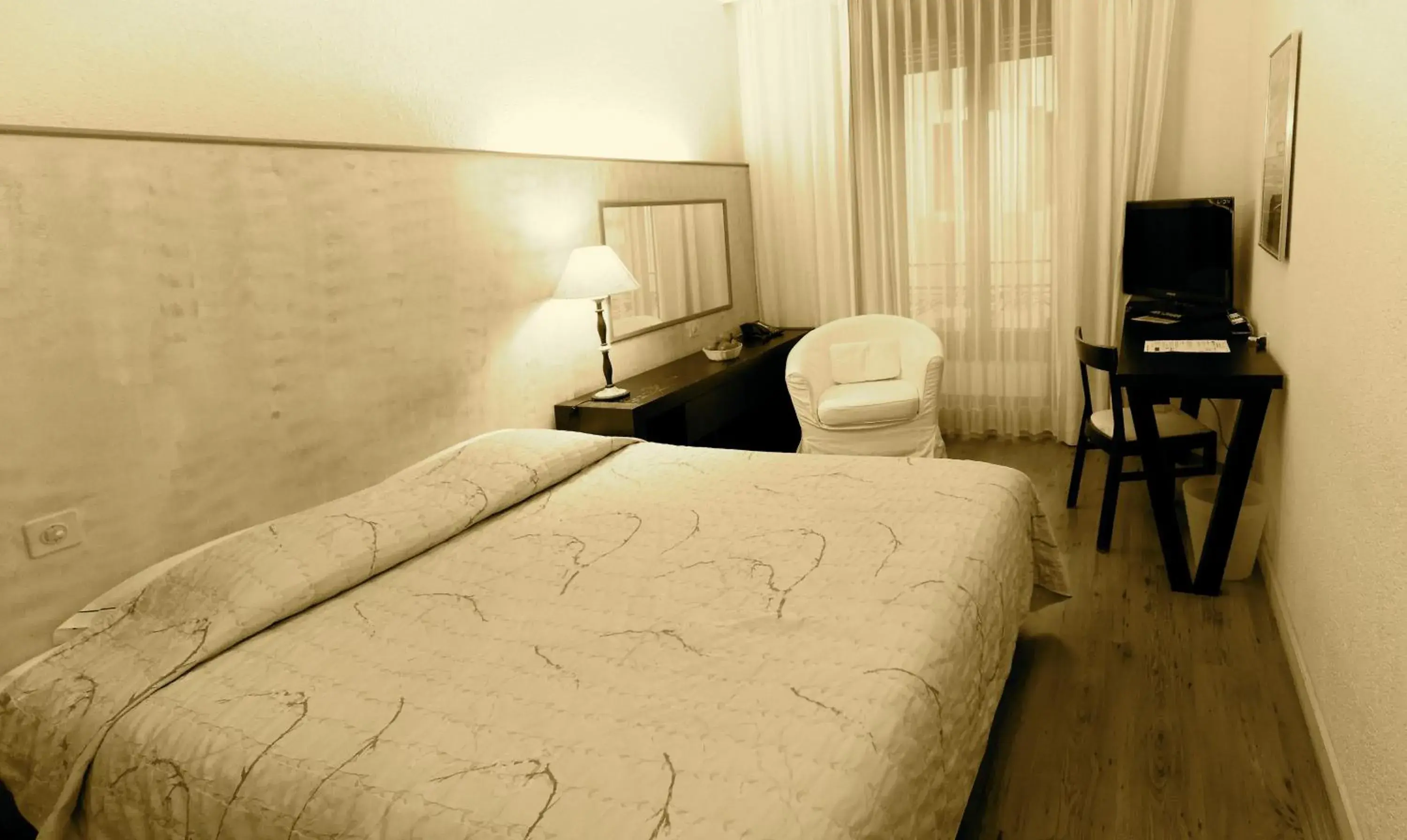 Single Room with Private External Bathroom in Hotel Les Arcades Single Room with Private External Bathroom in Hotel Les Arcades