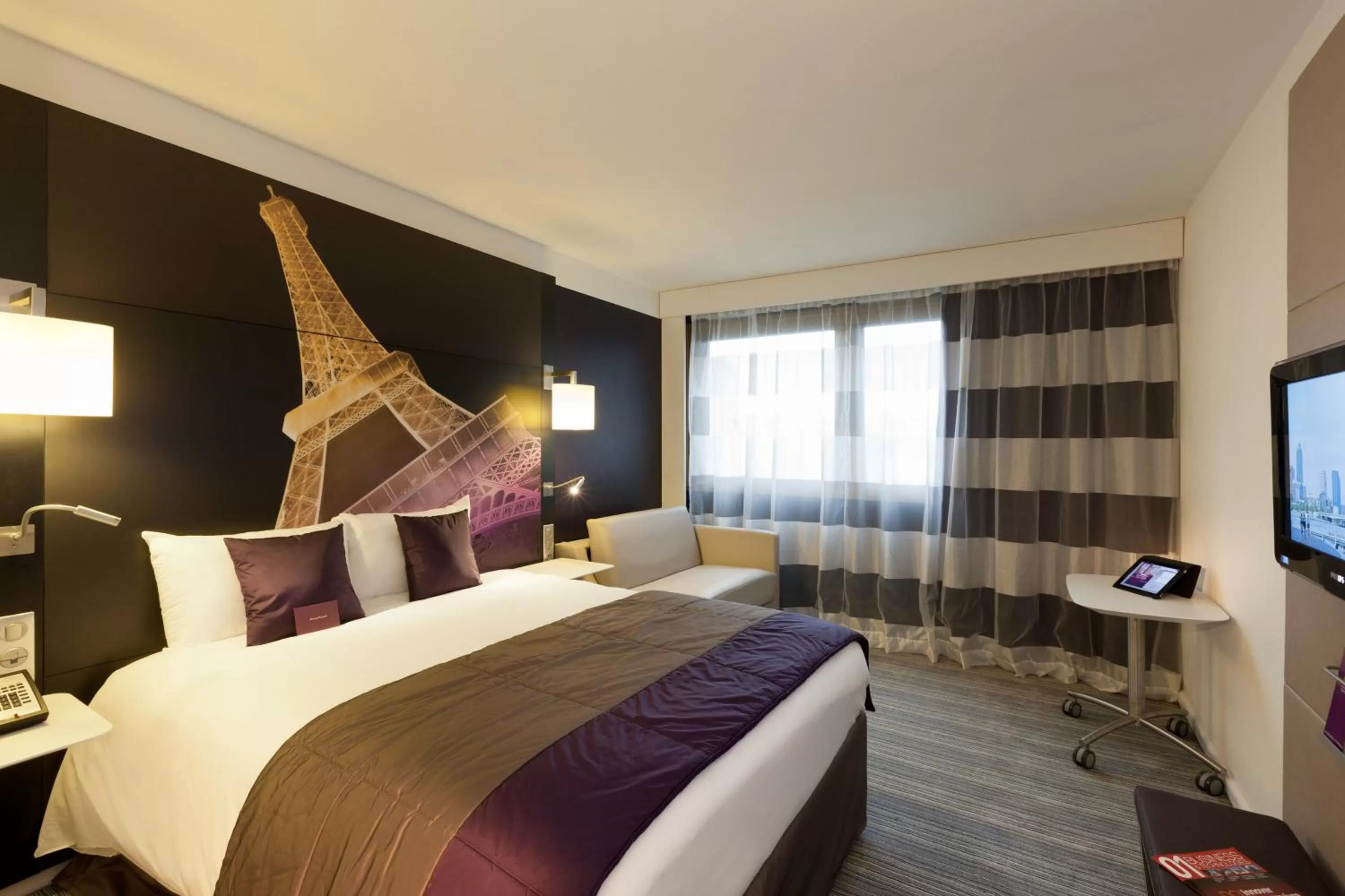 Staff, Bed in Mercure Paris Centre Tour Eiffel
