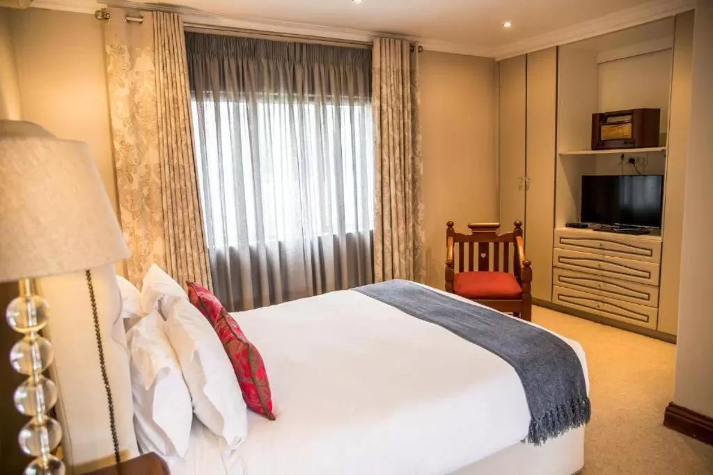 Photo of the whole room, Bed in Issaquena Heights Boutique Hotel