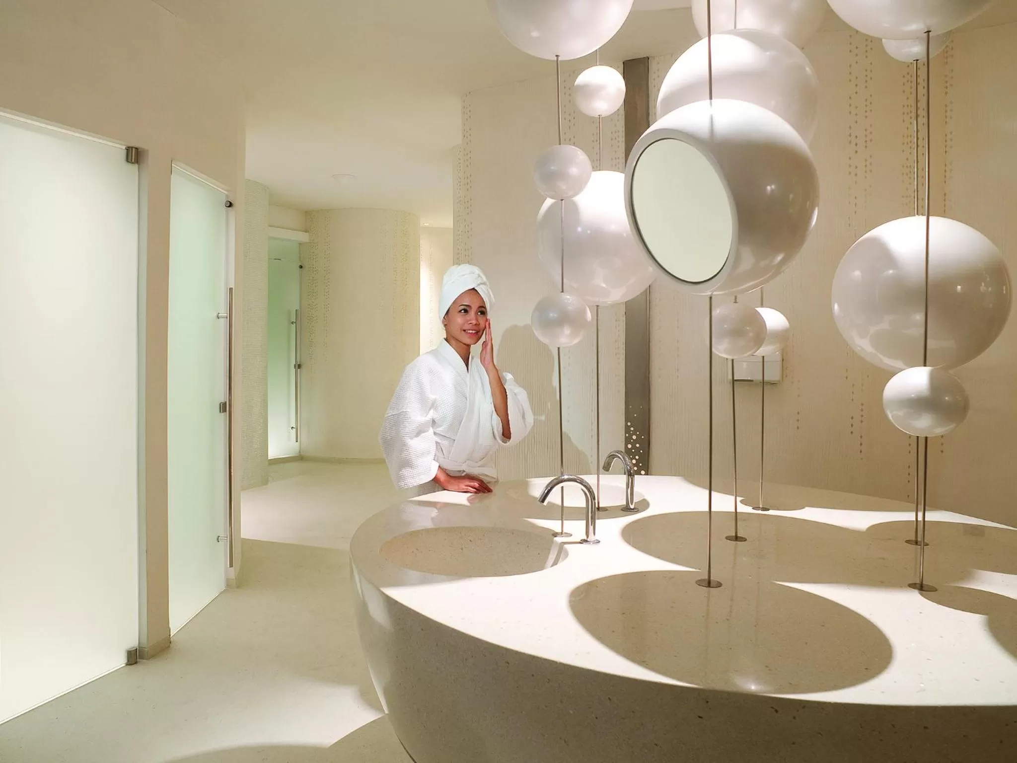 People in Novotel Bangkok Platinum Pratunam