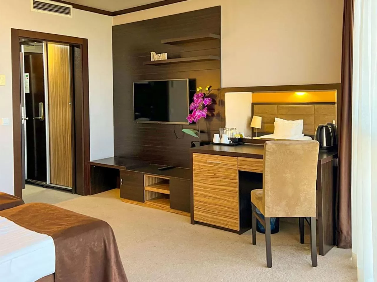 TV and multimedia, Bed in Hotel Dream