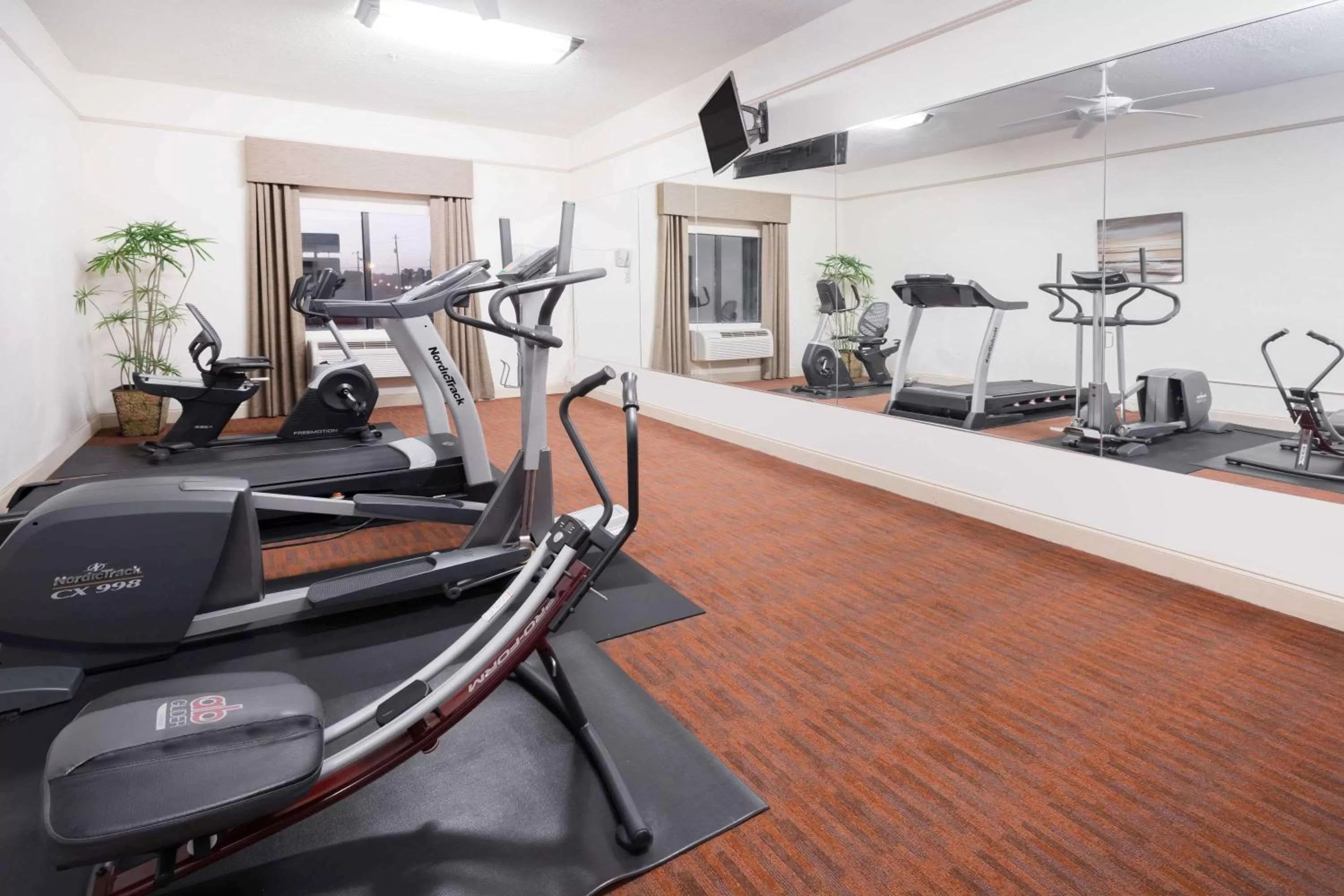 Fitness centre/facilities in Baymont by Wyndham Savannah/Garden City