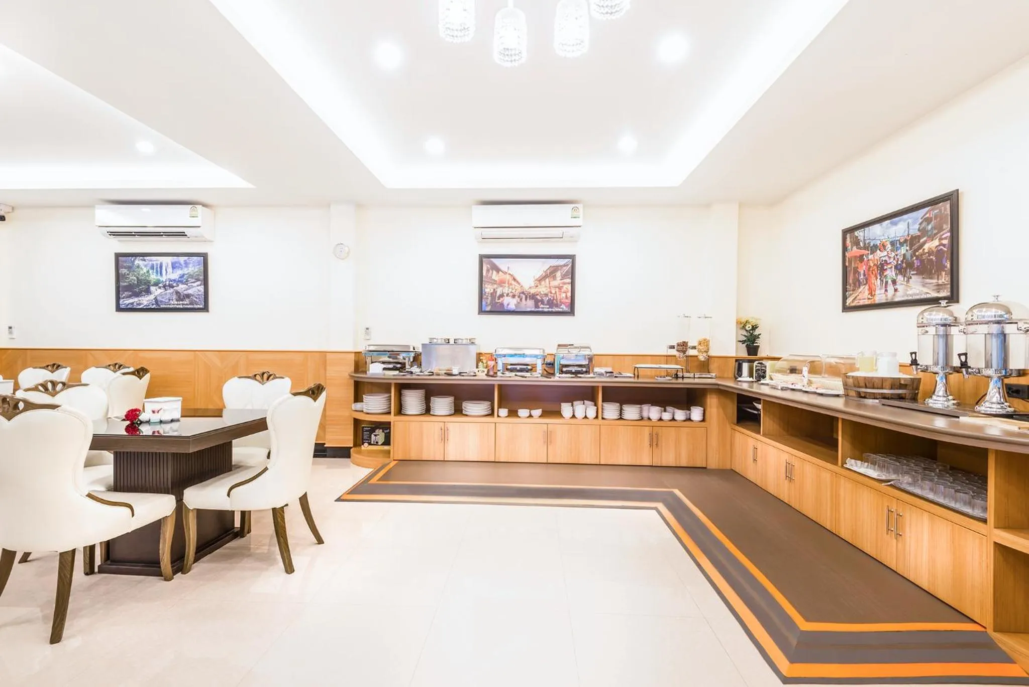 Restaurant/places to eat in AU Place Hotel