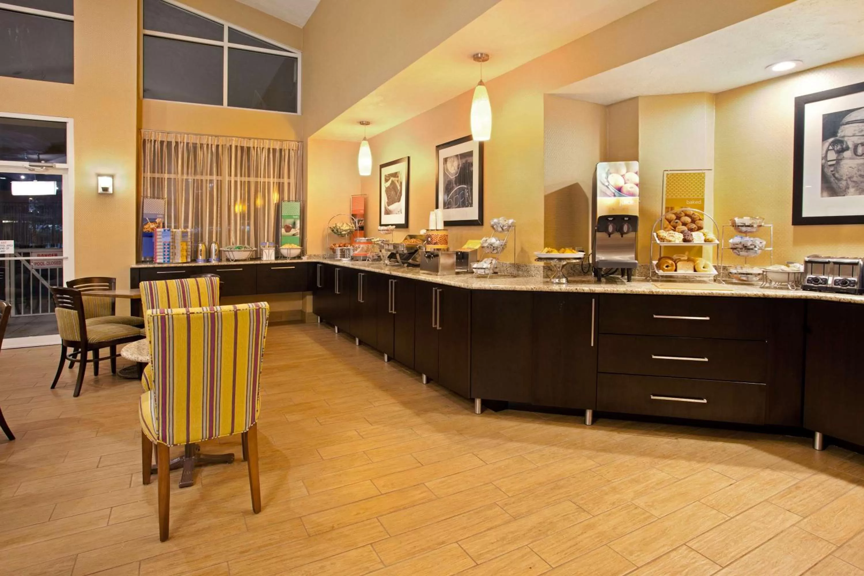 Dining area in Hampton Inn & Suites Cleveland-Independence