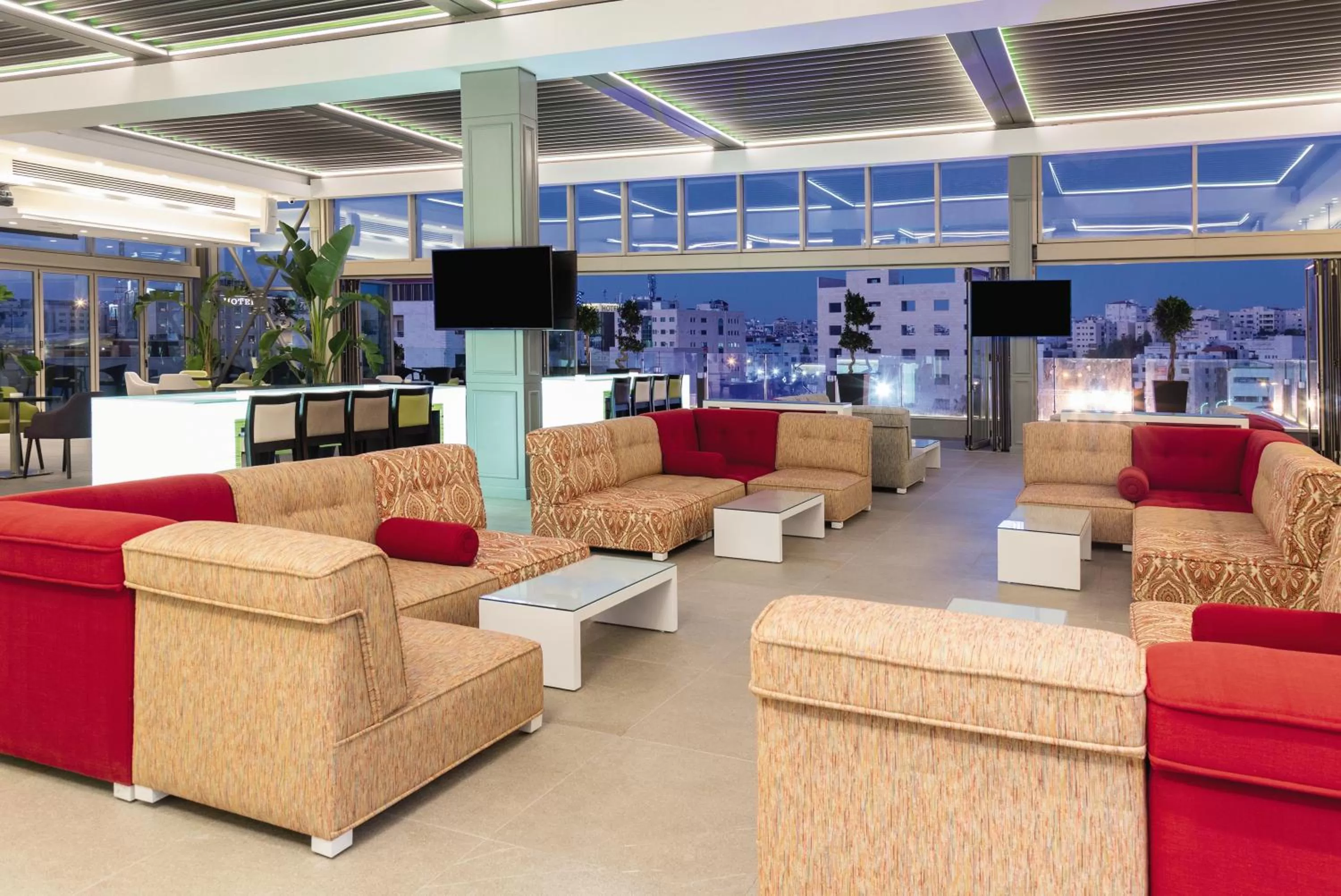 Lounge or bar in Mövenpick Hotel Amman