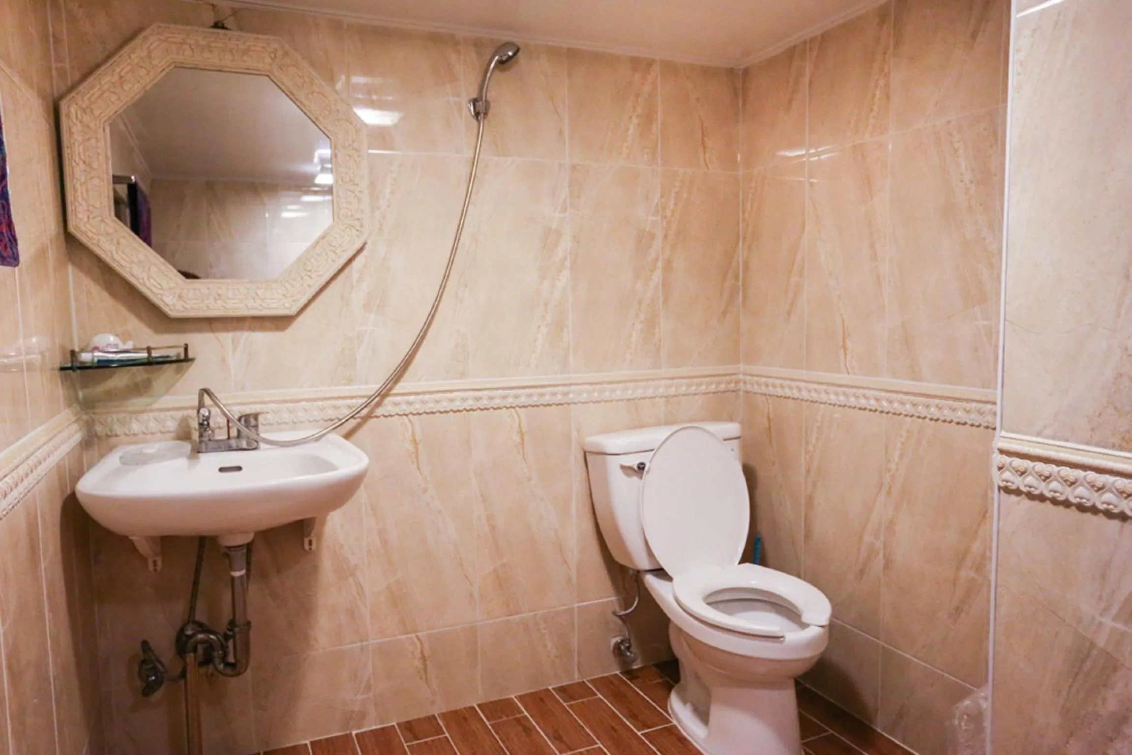 Shower in Funstay Inn Guesthouse