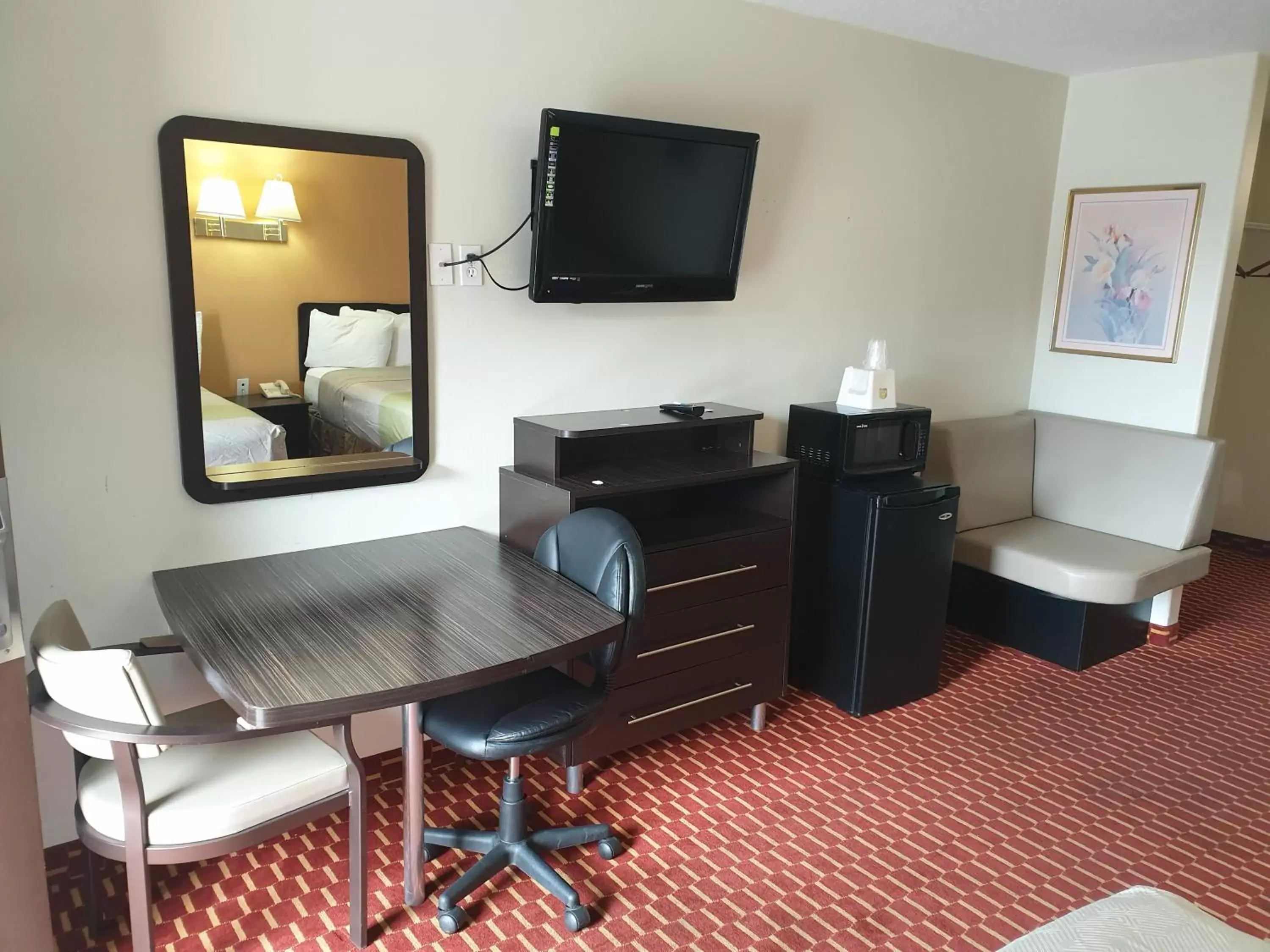 Queen Room with Two Queen Beds - Non-Smoking in Split Mountain Motel Queen Room with Two Queen Beds - Non-Smoking in Split Mountain Motel