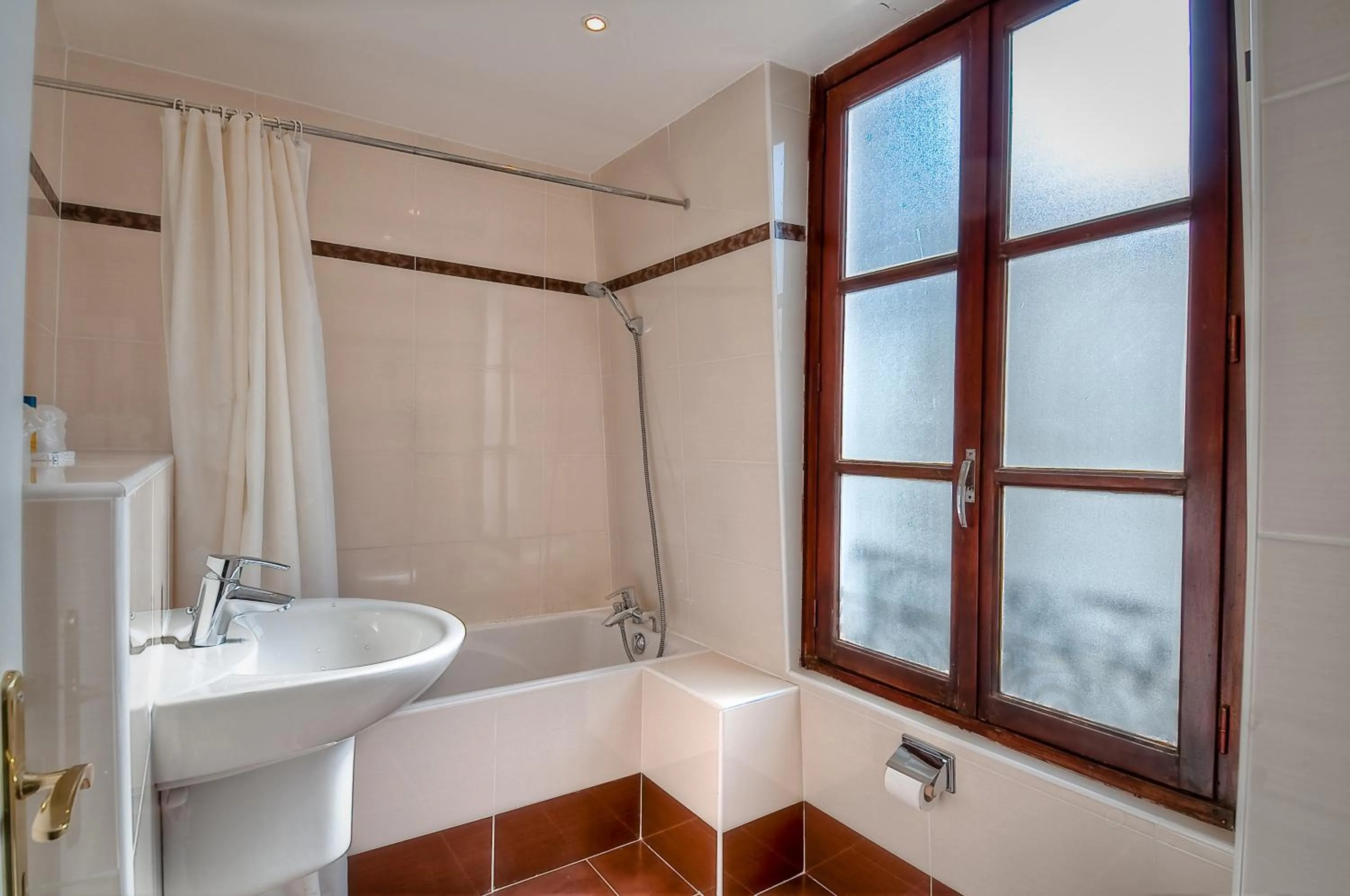 Bathroom in L'Ouest Hotel