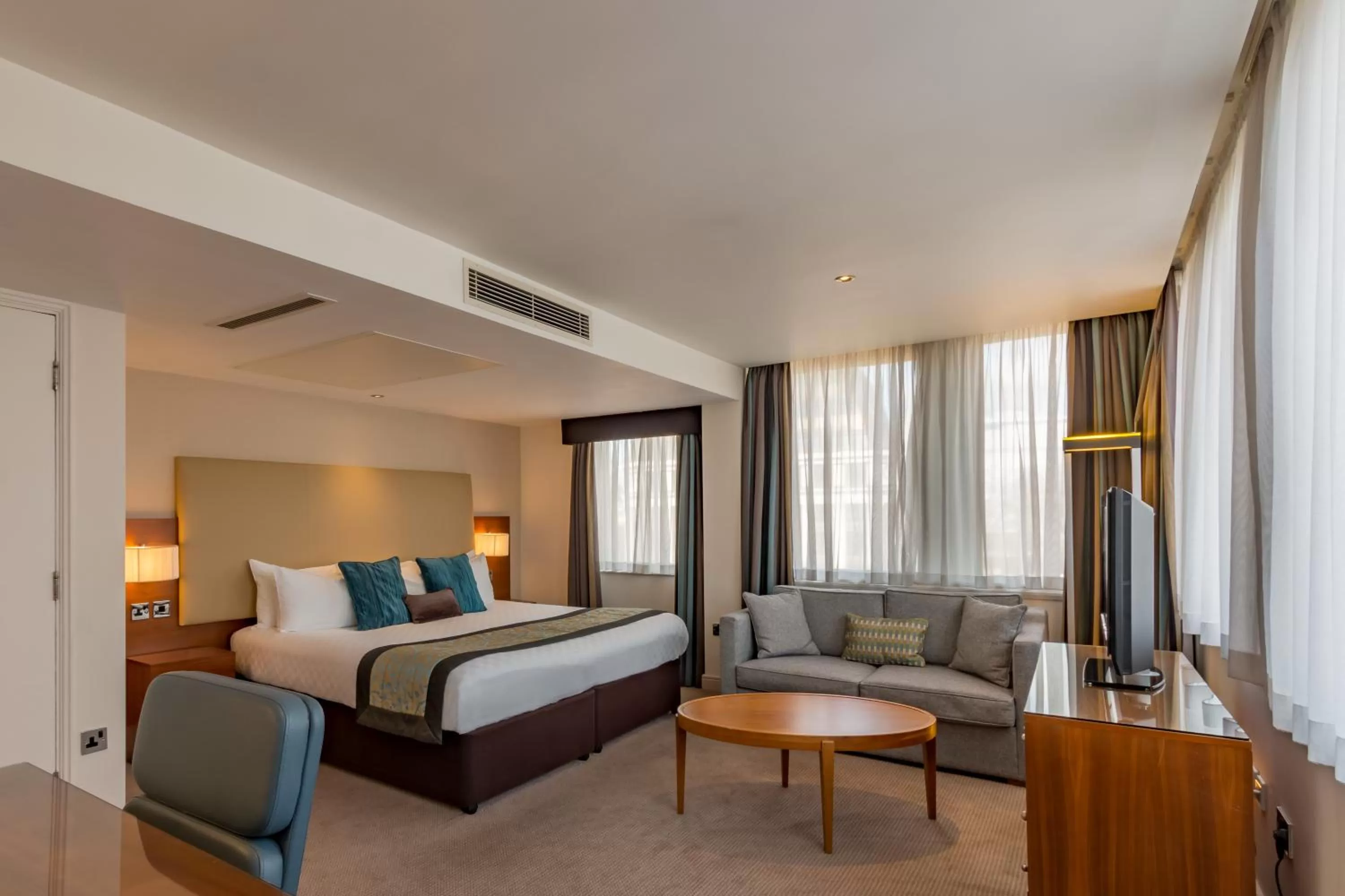 Bedroom, Bed in Thistle Trafalgar - Leicester Square