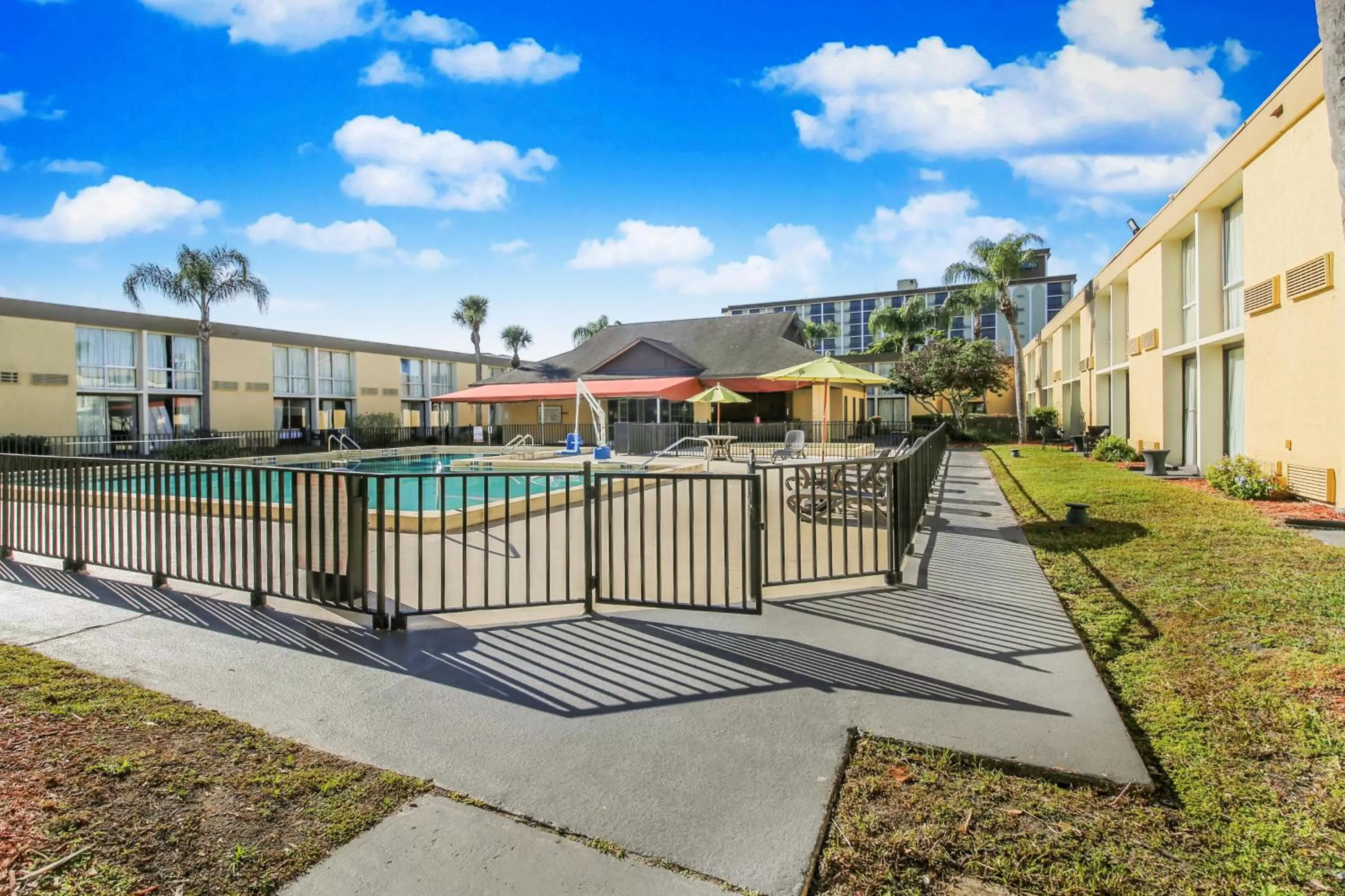 Swimming pool in Floridian Express International Drive