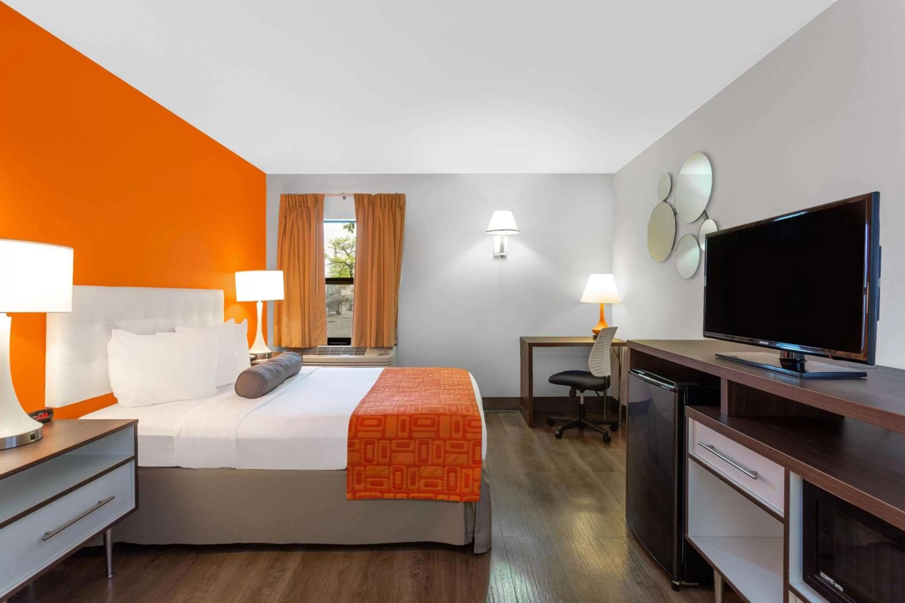 Photo of the whole room, Bed in Howard Johnson by Wyndham Waukegan Great Lakes