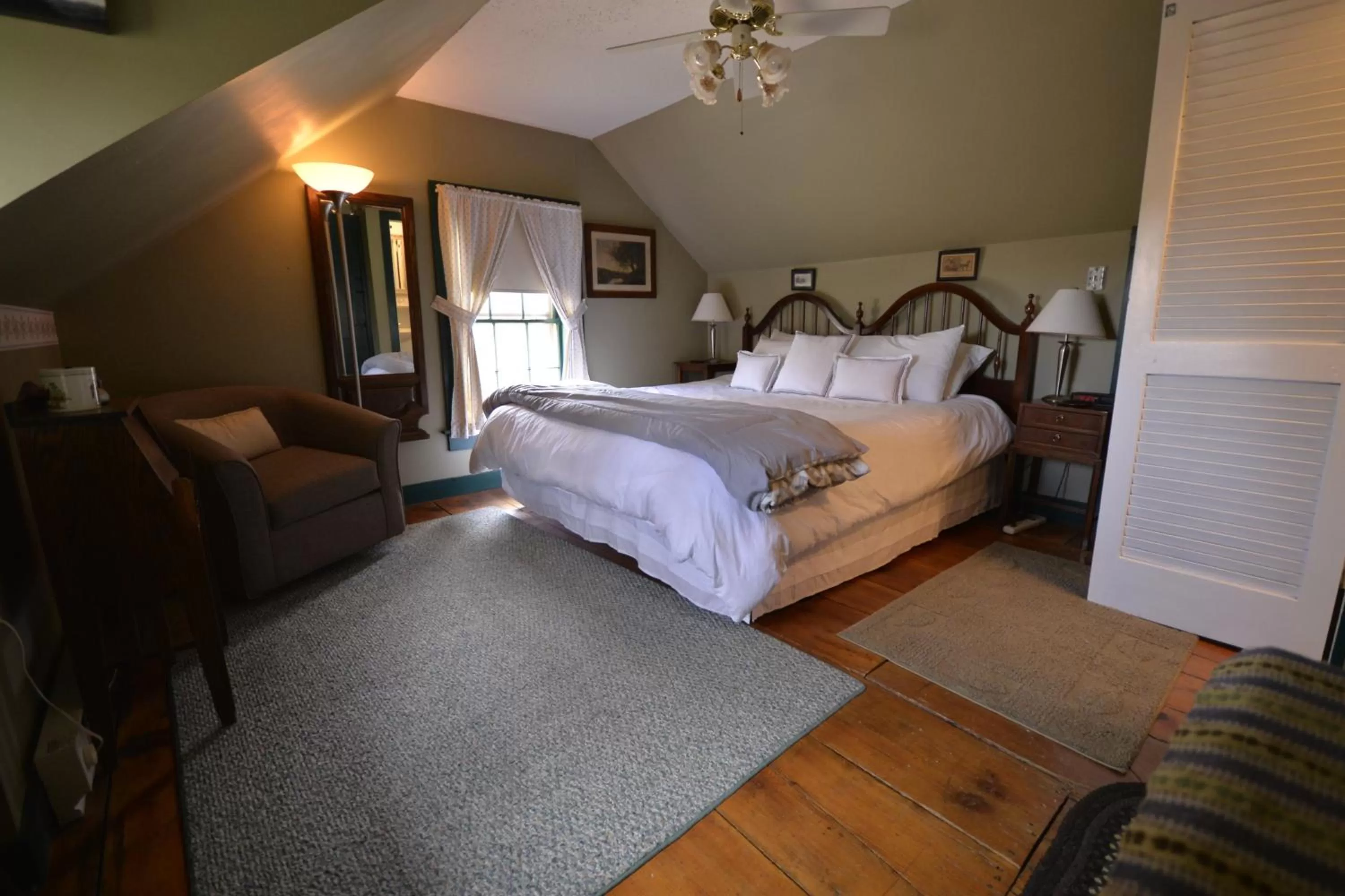 Day, Bed in Benjamin Prescott Inn