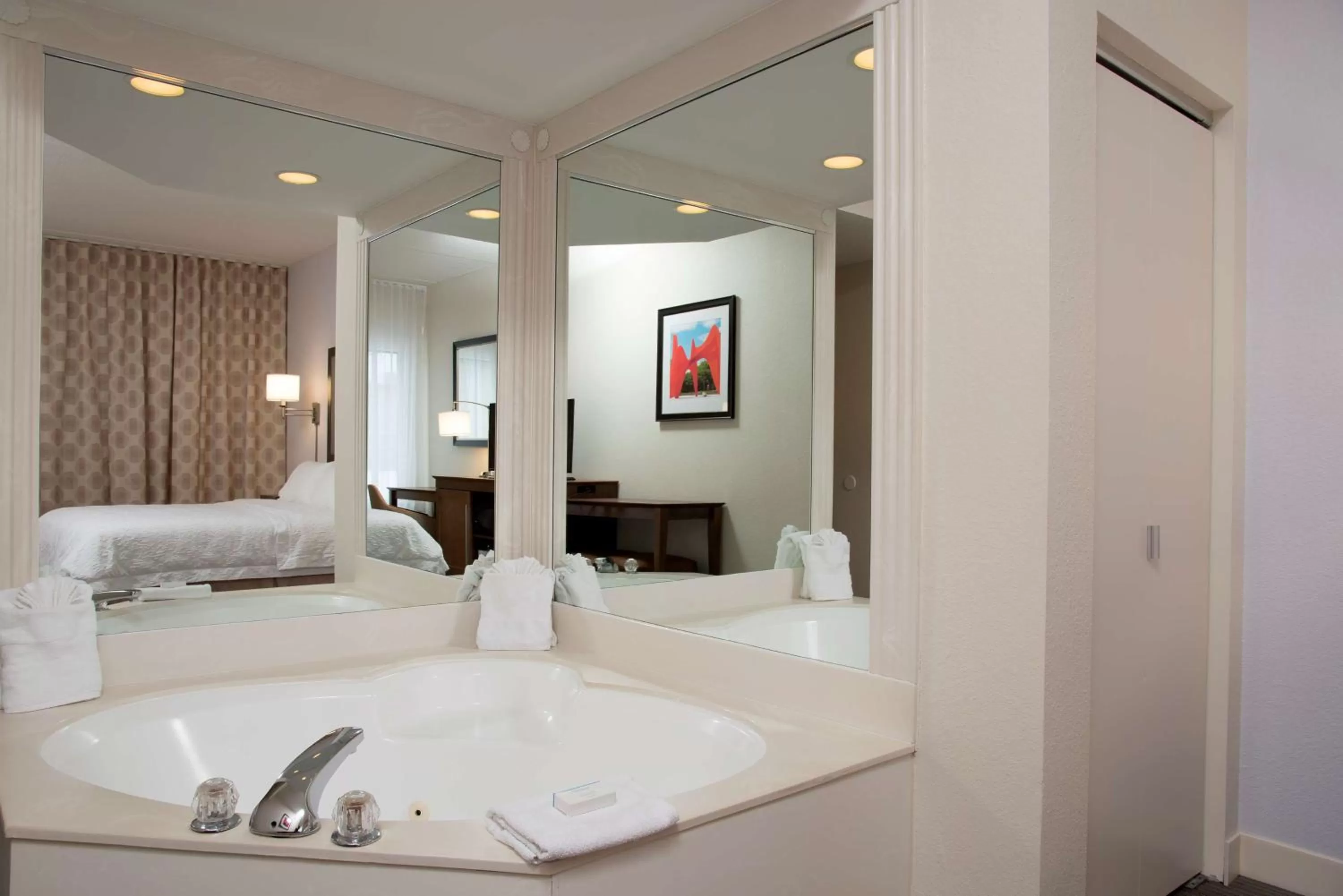 Bathroom, Bed in Hampton Inn Grand Rapids-South