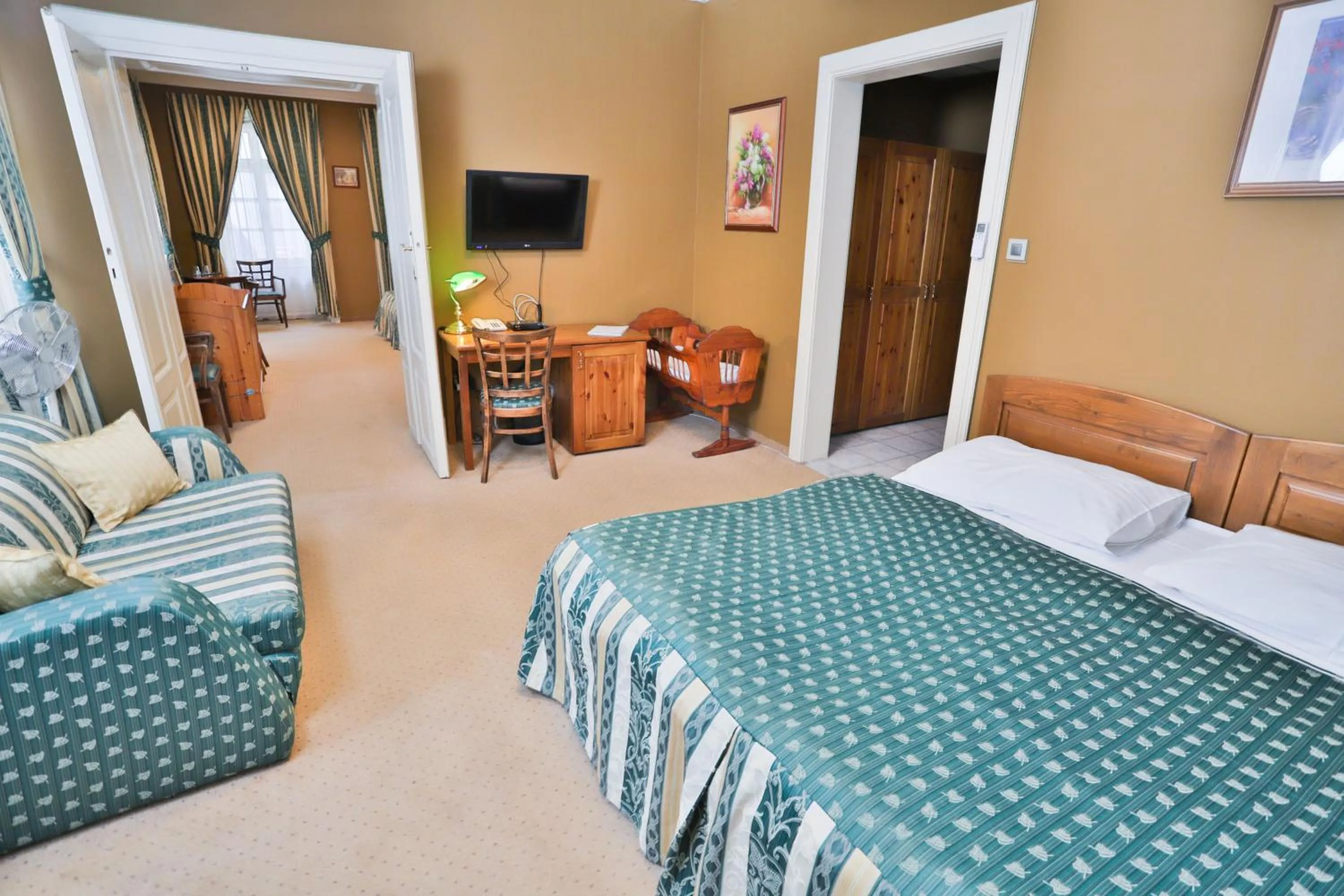 Photo of the whole room, Bed in U Schnellu