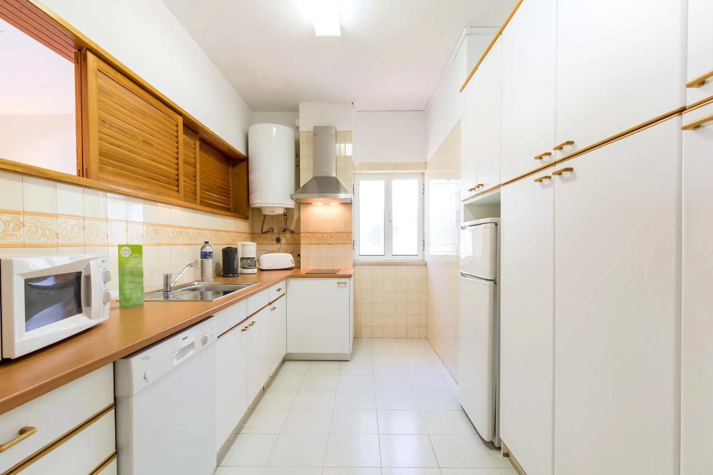 Kitchen or kitchenette in Apartamentos Turisticos Pinhal Da Marina