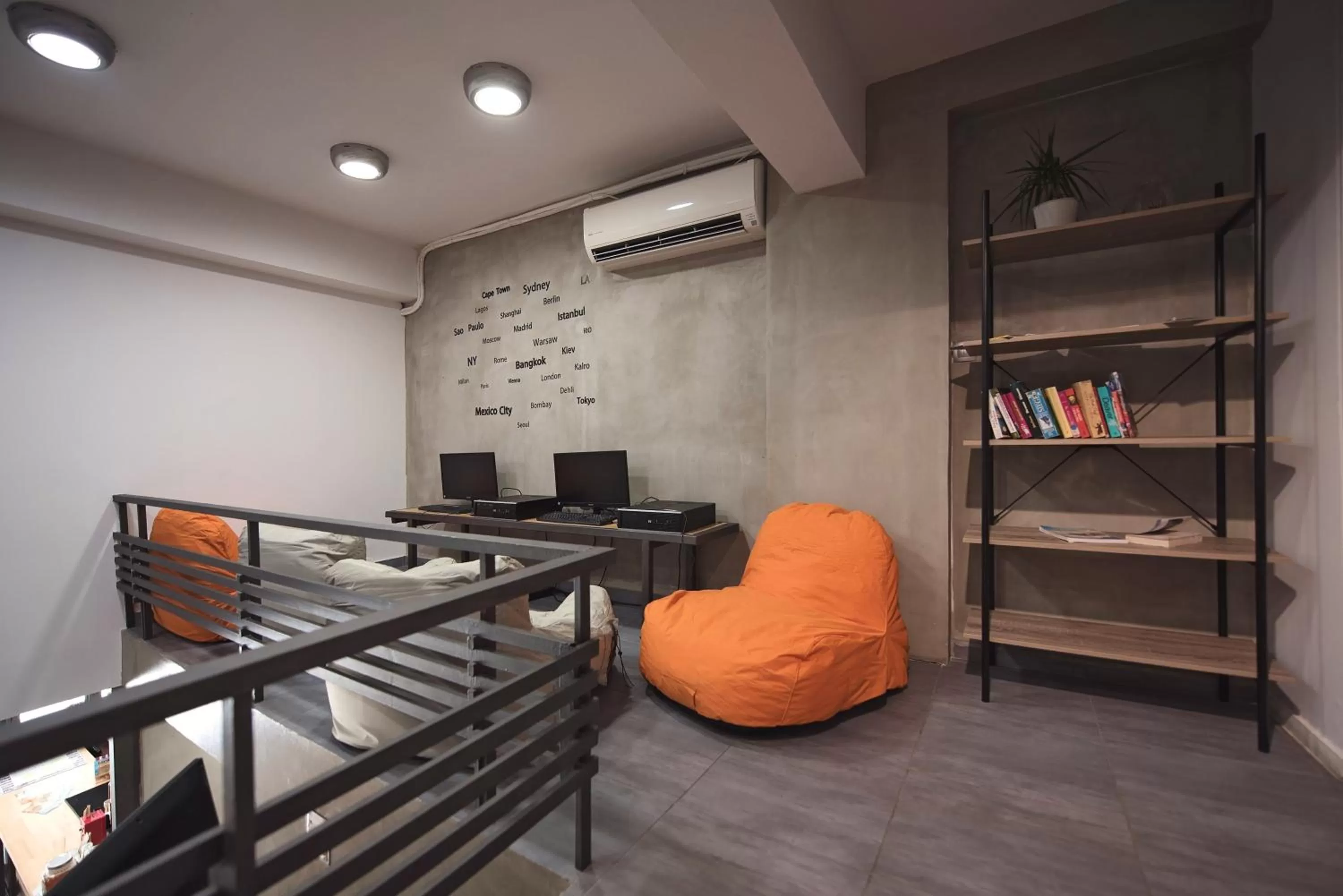 TV and multimedia in Bedbox Hostel