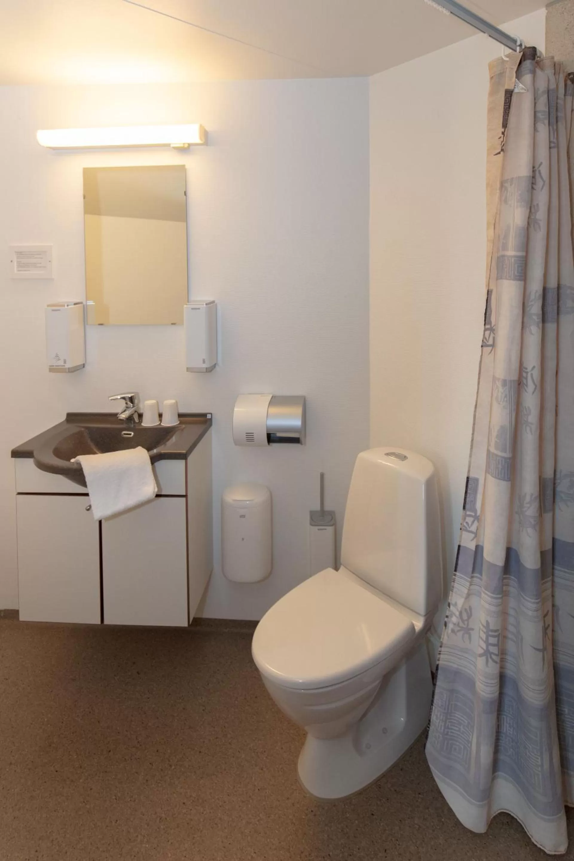 Bathroom in Foldens Hotel