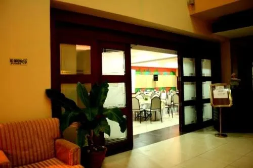 MO2 Westown Hotel - Mandalagan