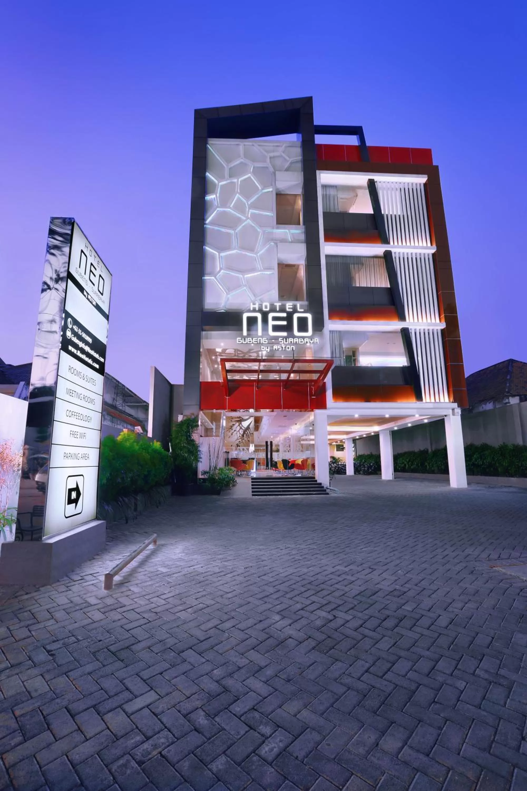 Facade/entrance in Hotel Neo Gubeng by ASTON