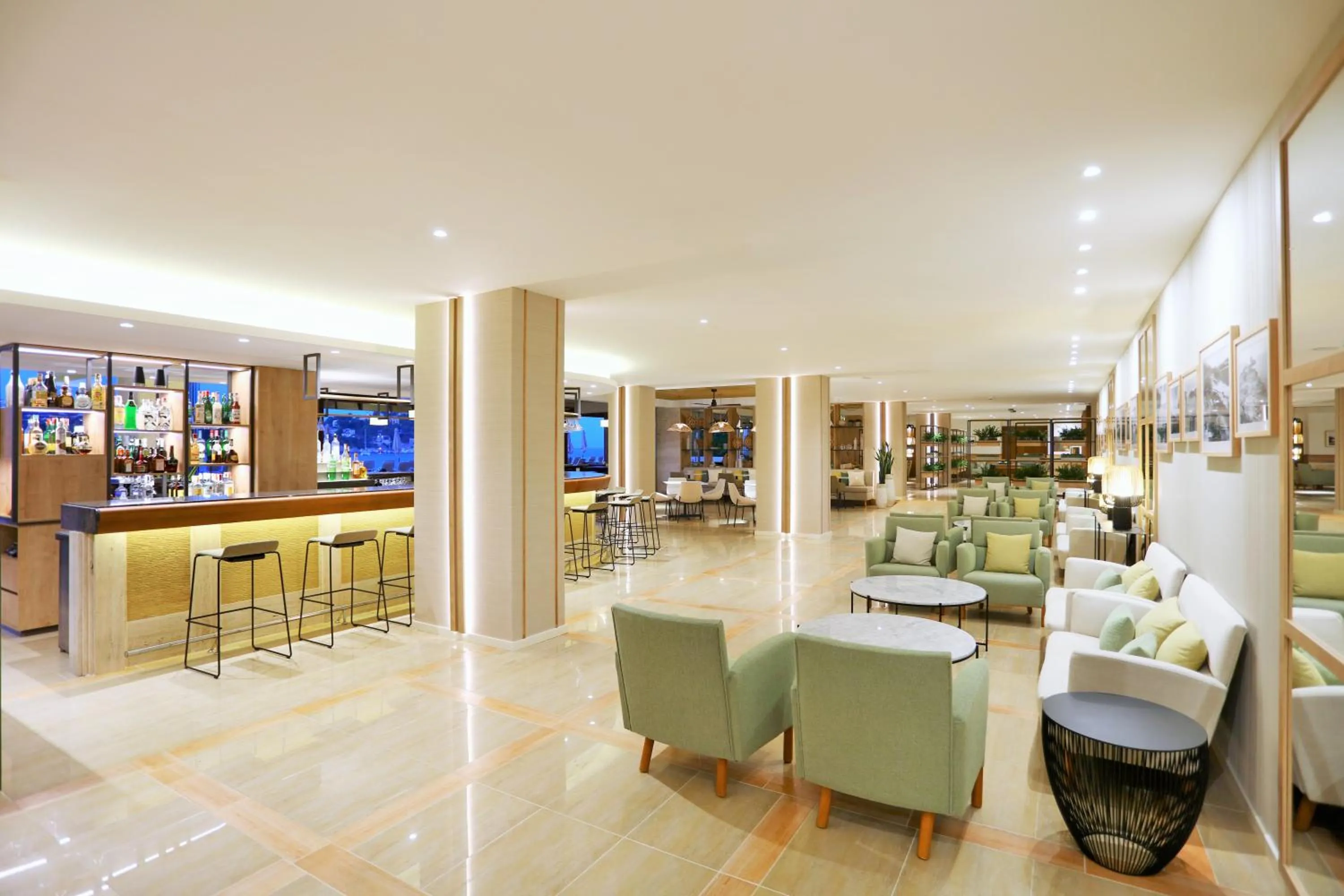 Lounge or bar in Iberostar Selection Jardín del Sol Suites - Adults Only