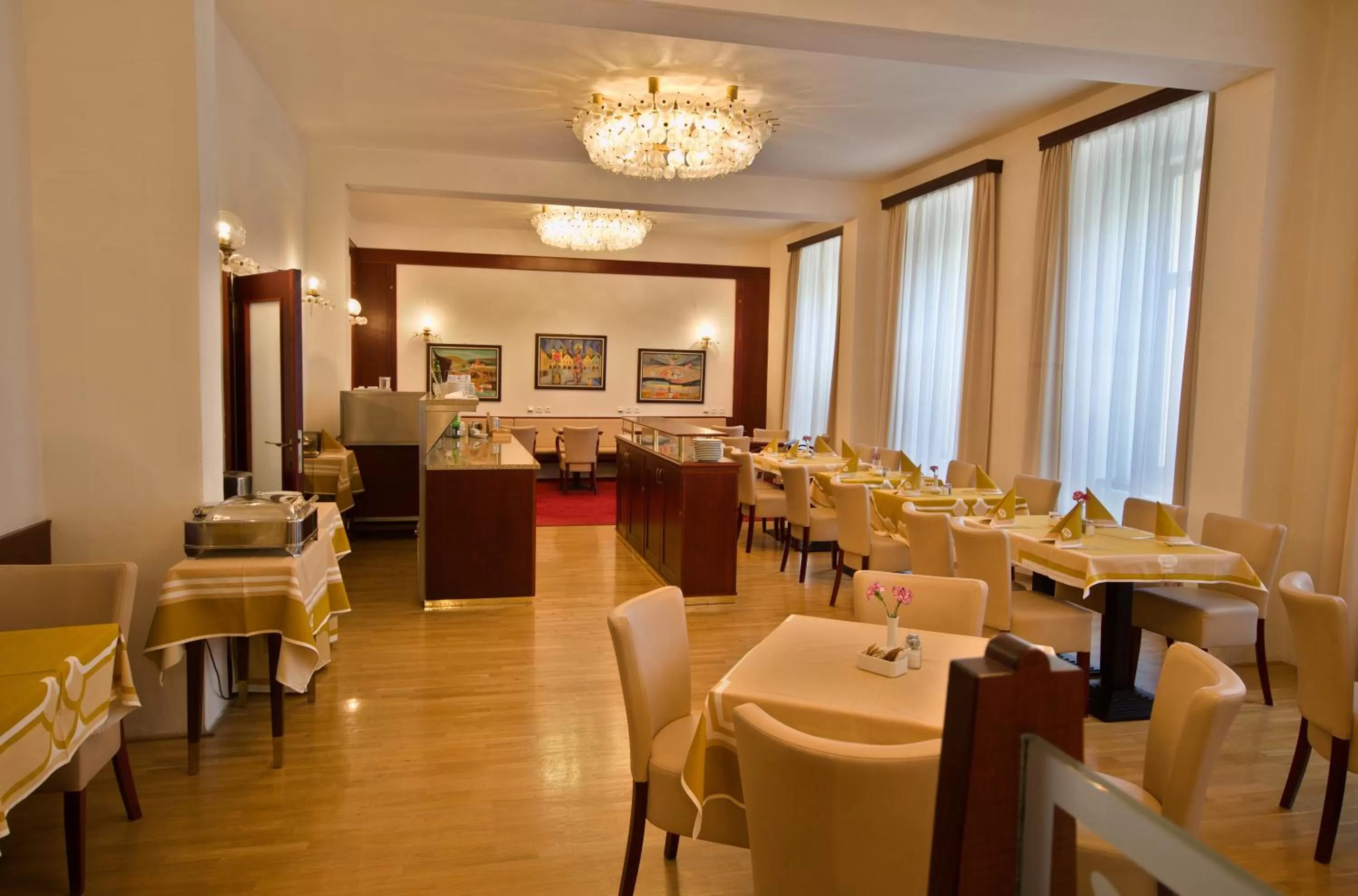 Restaurant/places to eat in Grandhotel Garni