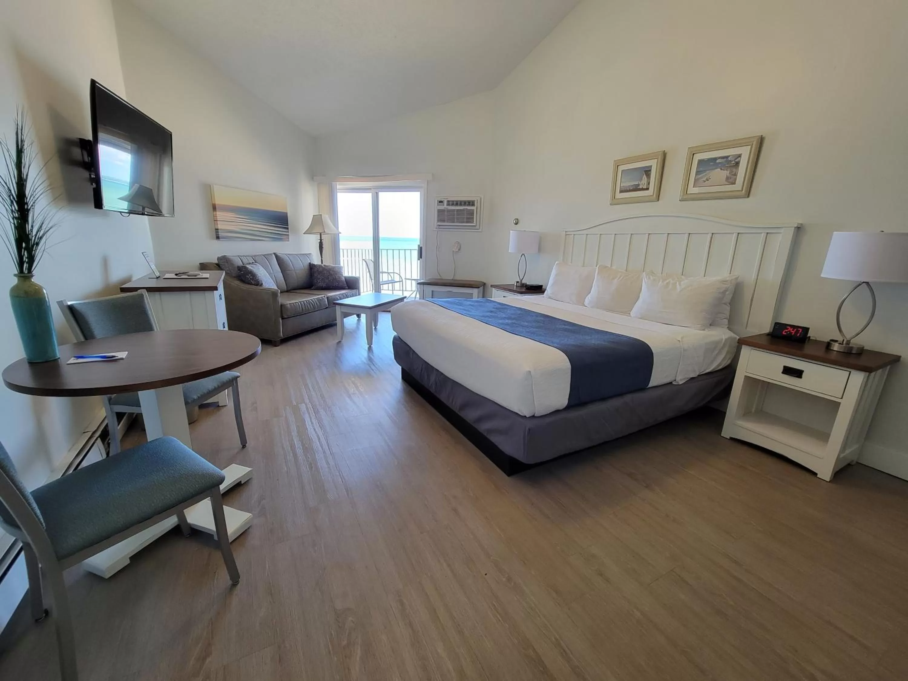 Photo of the whole room, Bed in Pointes North Beachfront Resort Hotel