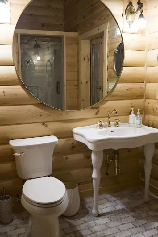 Bathroom in Log Country Inn Bed and Breakfast of Ithaca