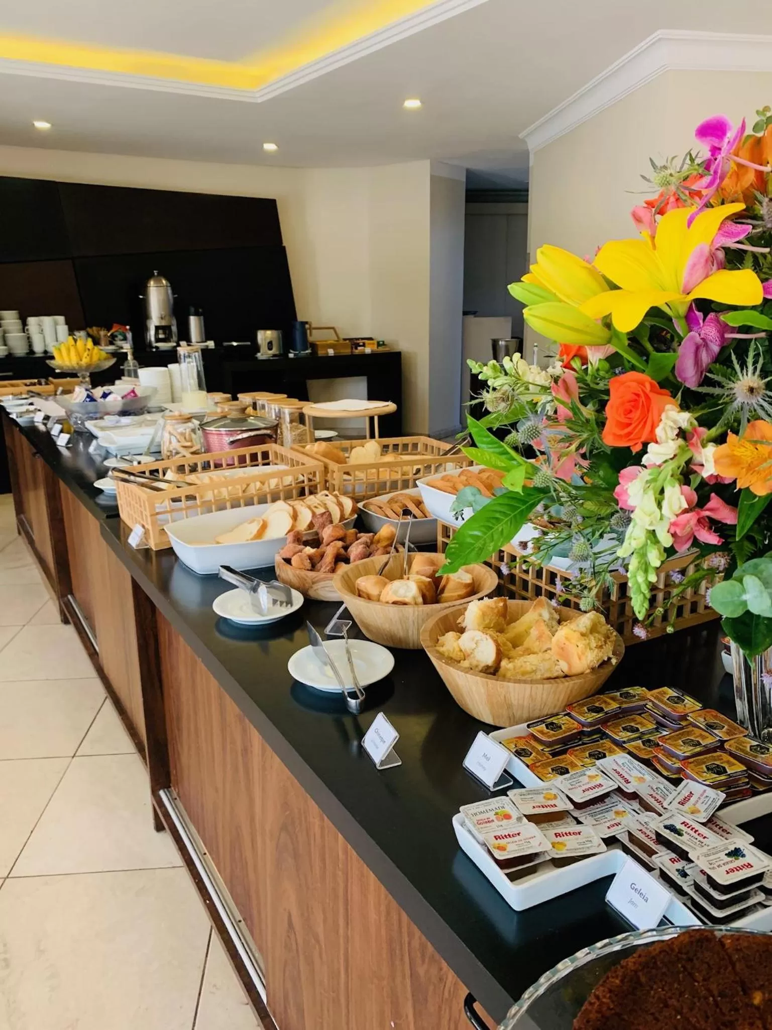 Breakfast in Blue Tree Towers Joinville